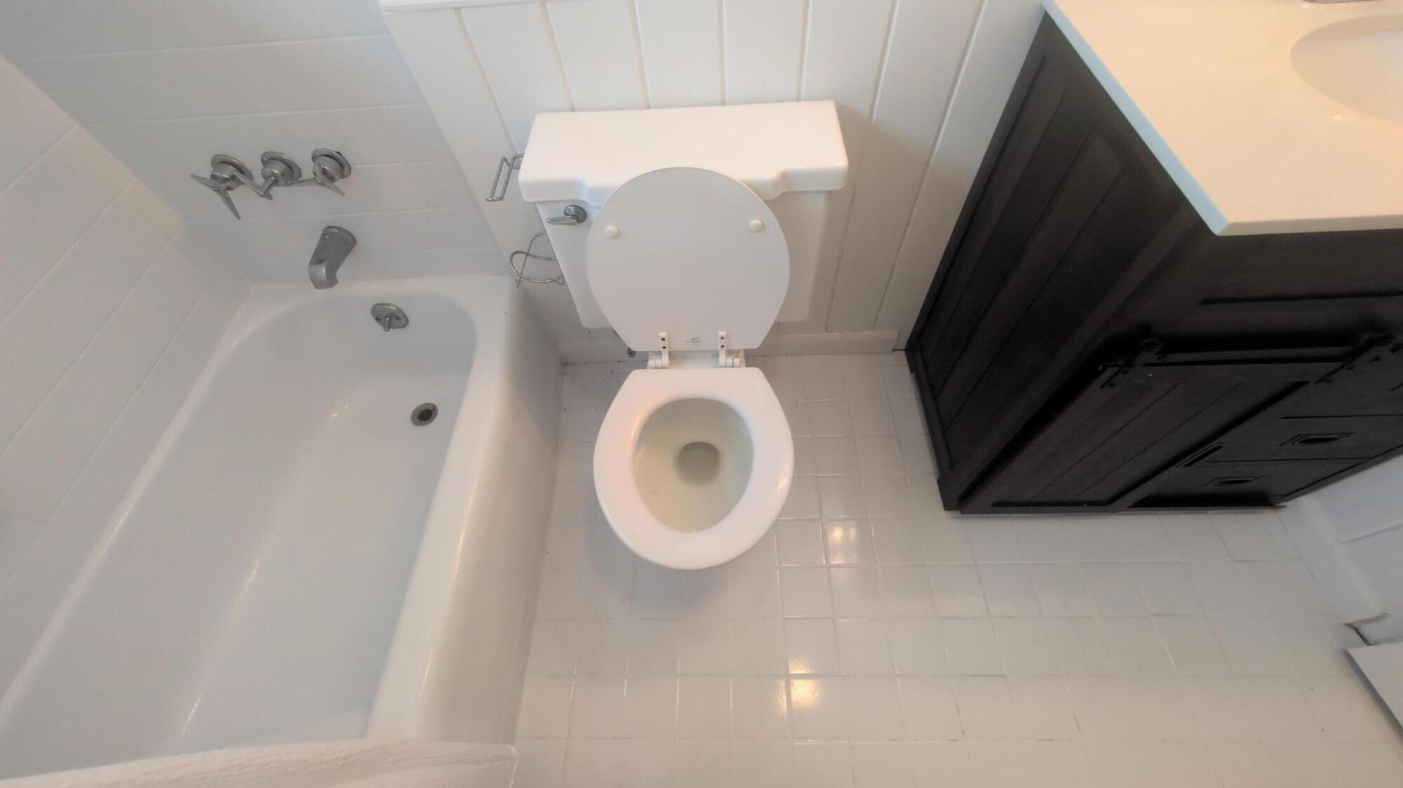 2755 NE 28th #F1, Lighthouse Point FL 33064