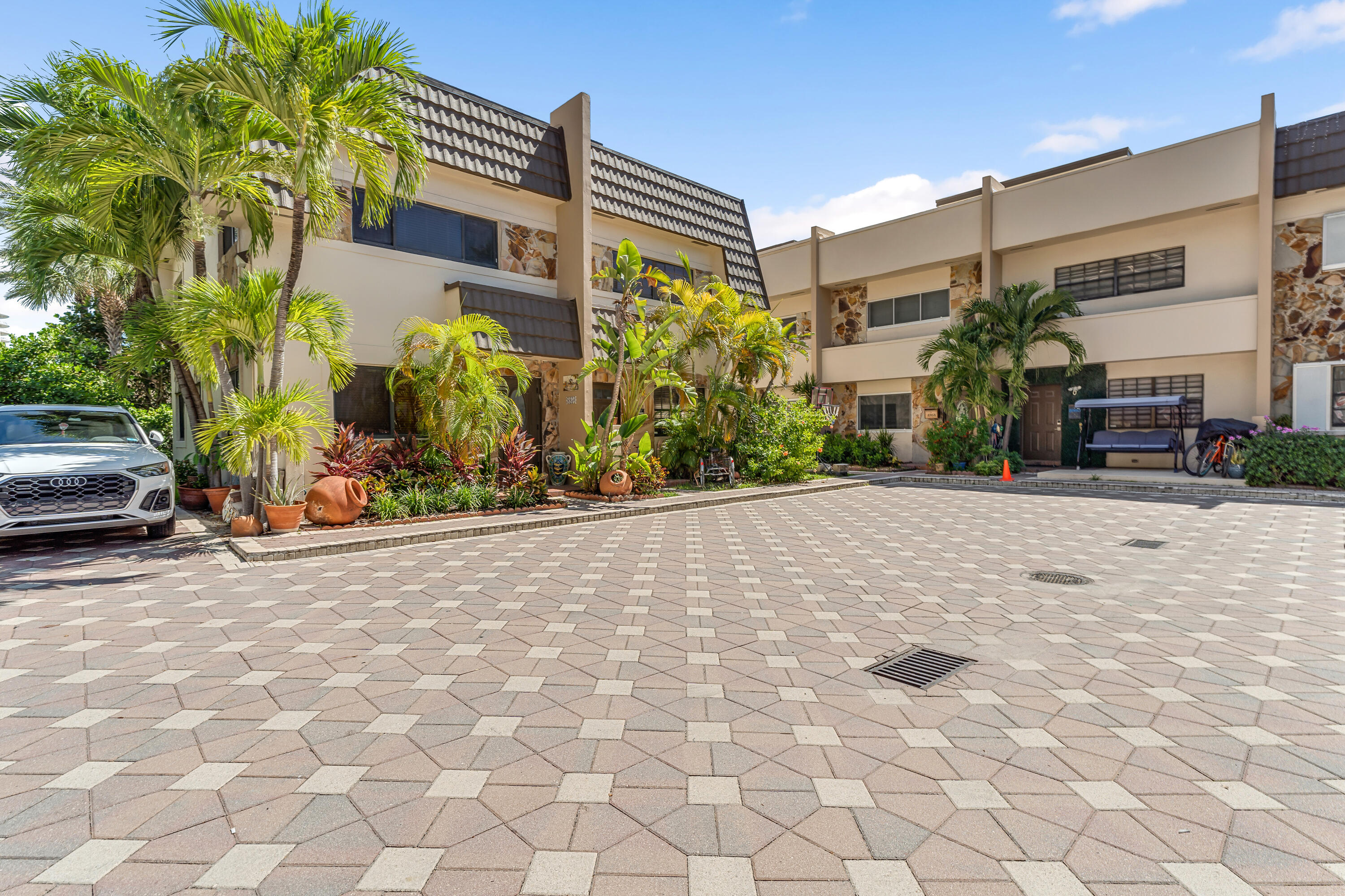 8956 Collins #4, Surfside FL 33154