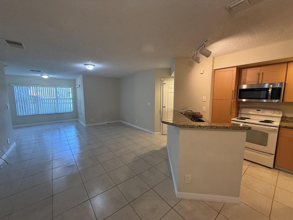 3390 Pinewalk #1012, Margate FL 33063