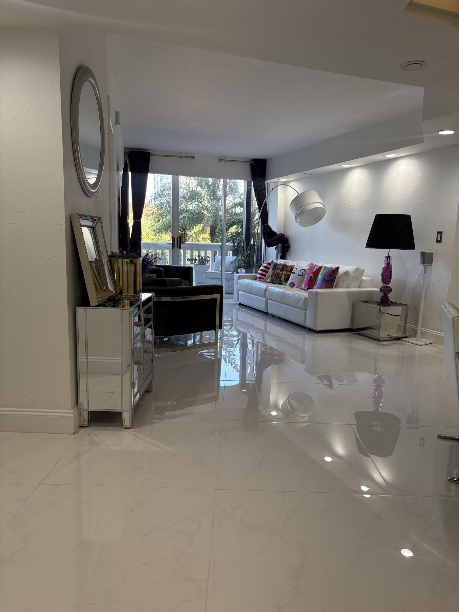 1000 E Island #305, Aventura FL 33160