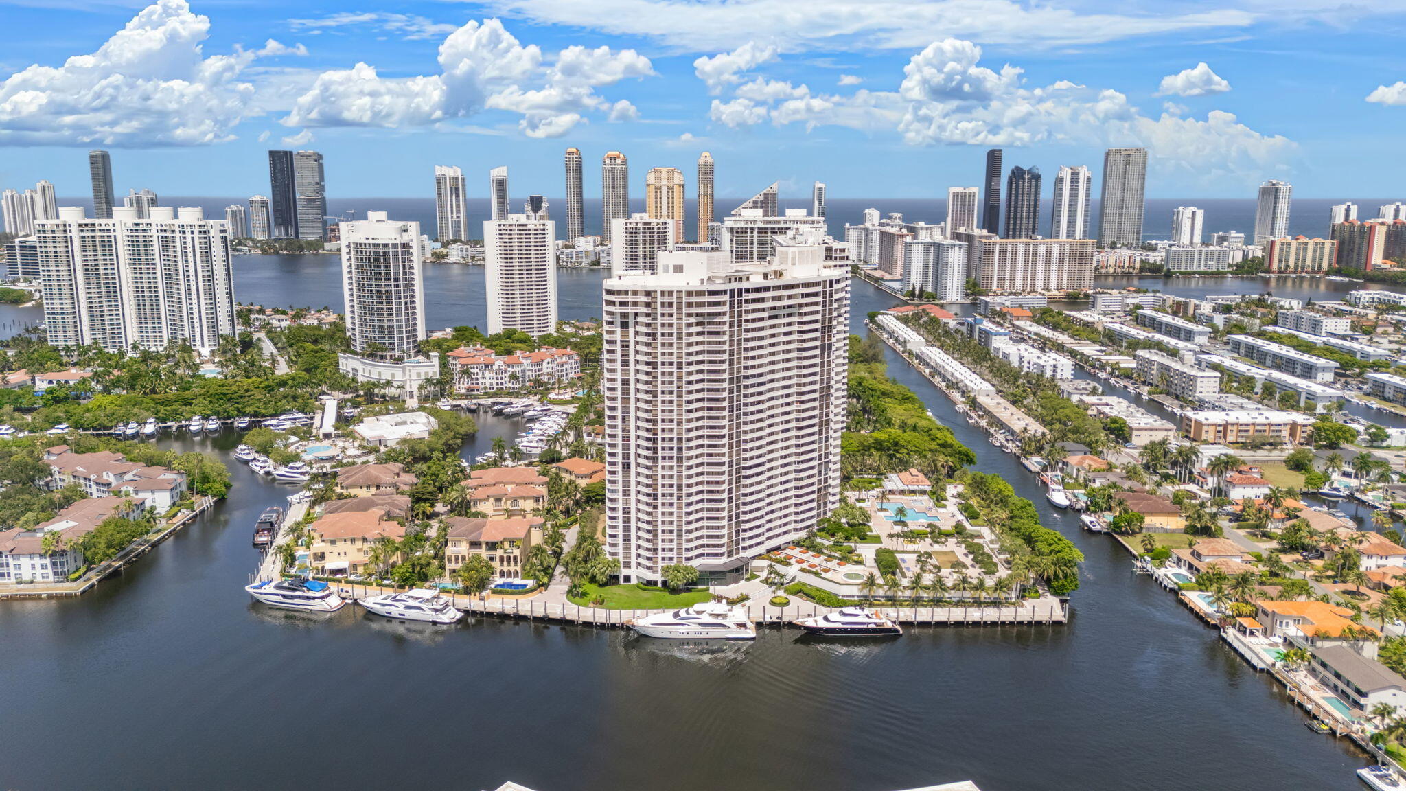 1000 E Island #305, Aventura FL 33160