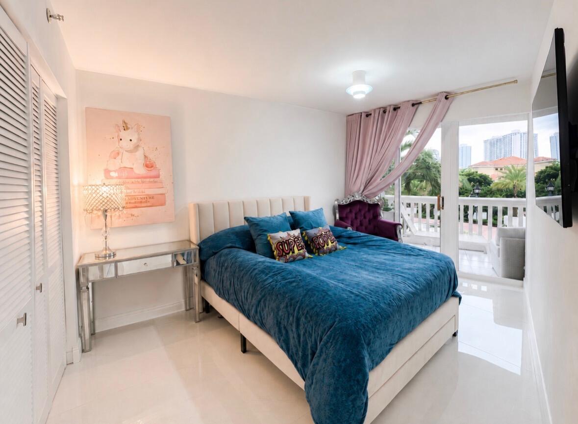 1000 E Island #305, Aventura FL 33160