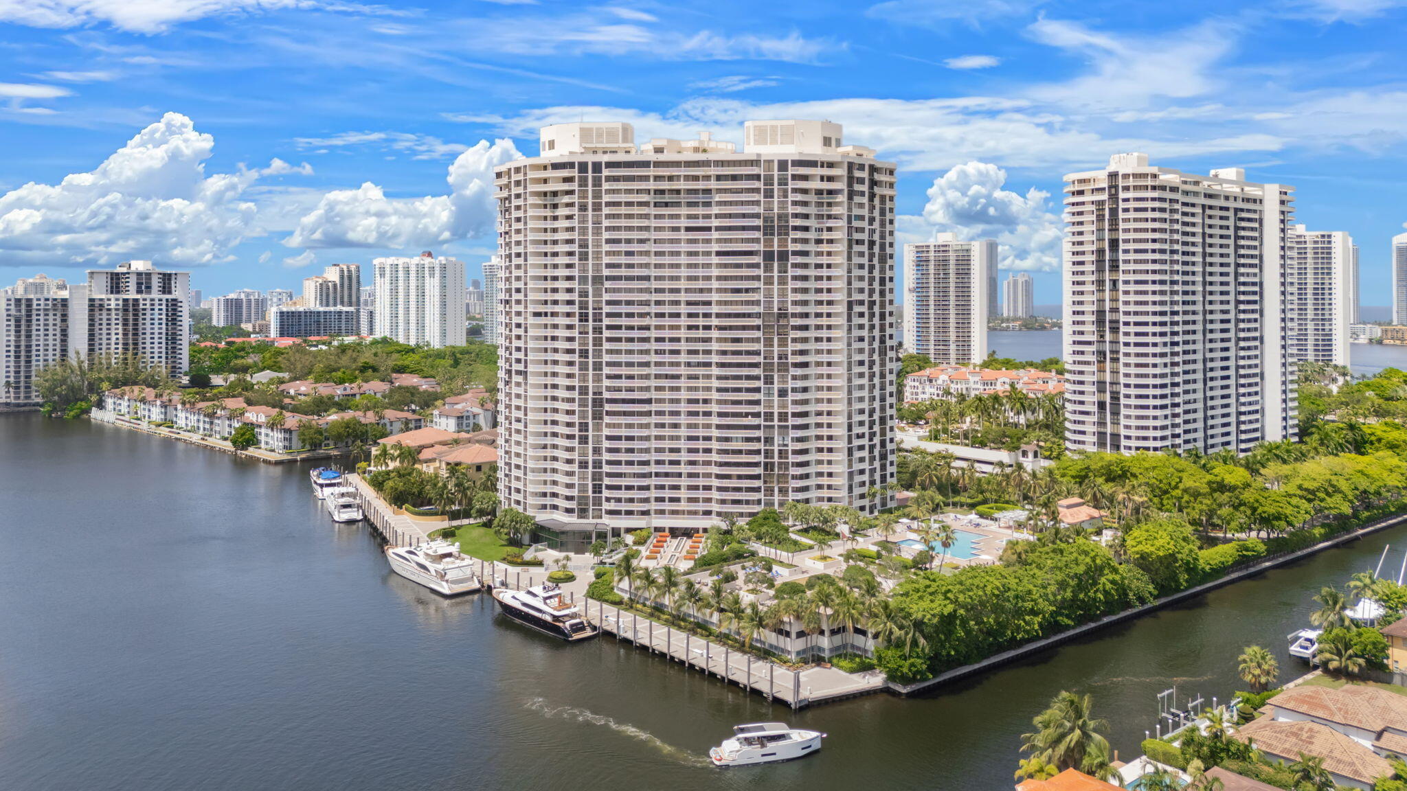 1000 E Island #305, Aventura FL 33160