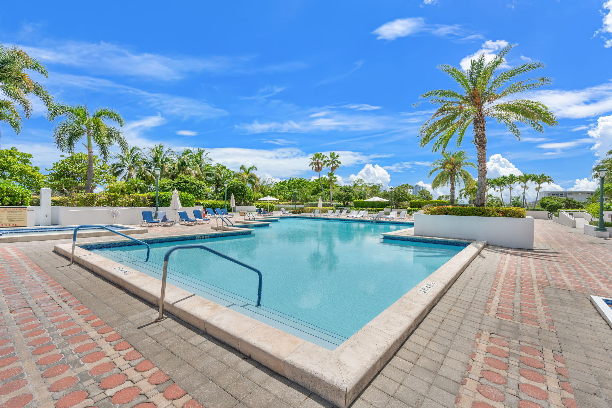 1000 E Island #305, Aventura FL 33160