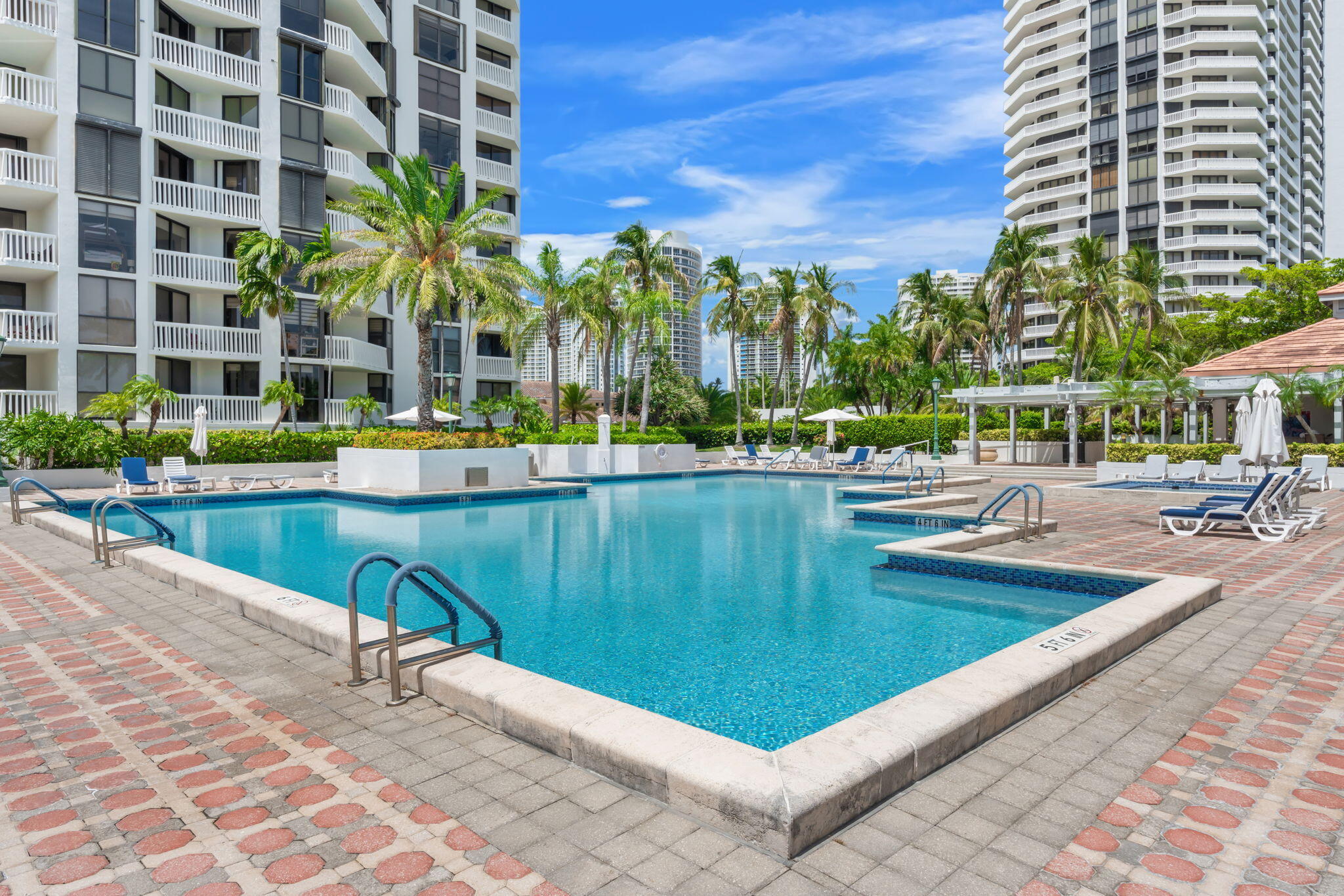 1000 E Island #305, Aventura FL 33160