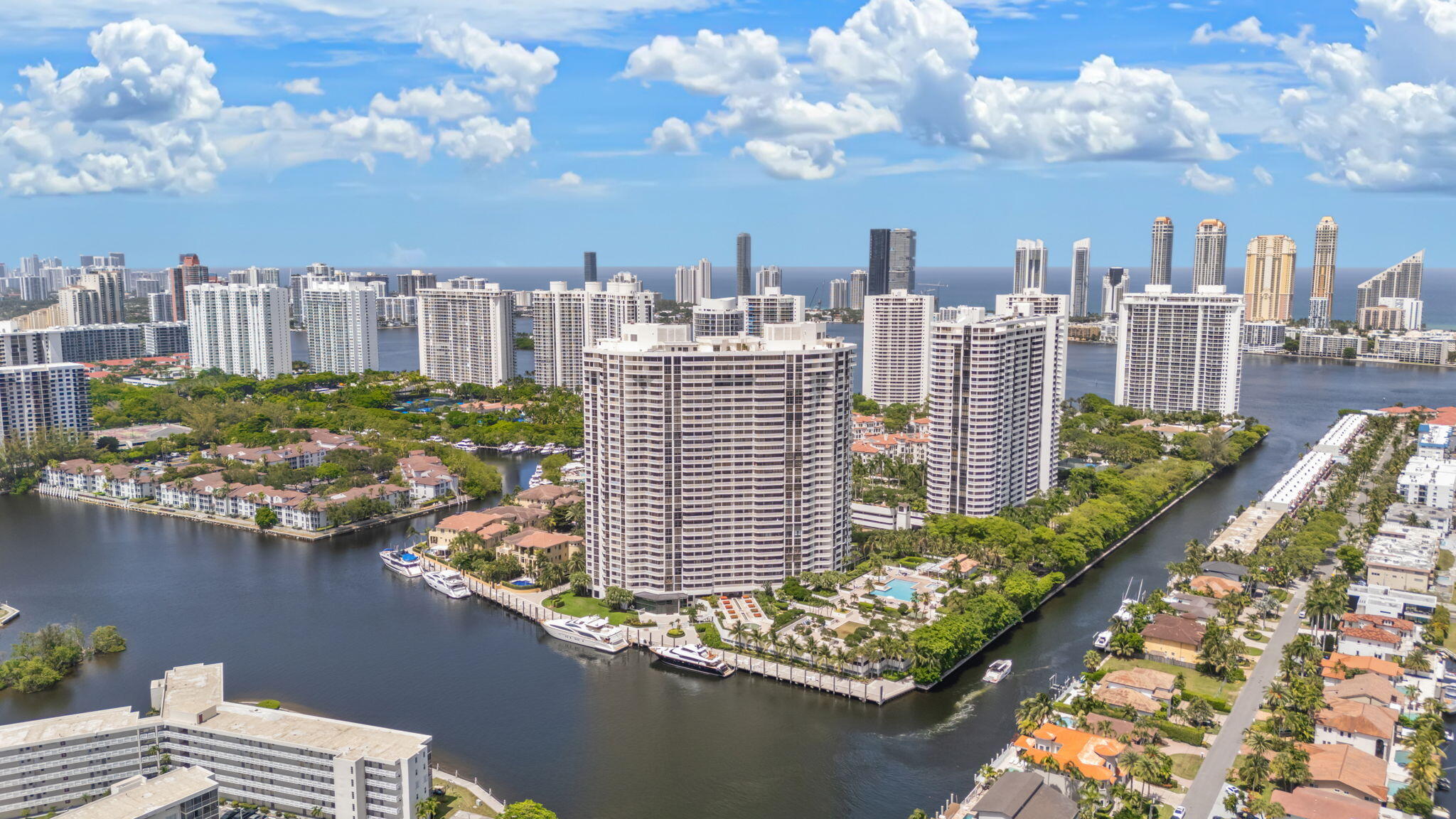 1000 E Island #305, Aventura FL 33160