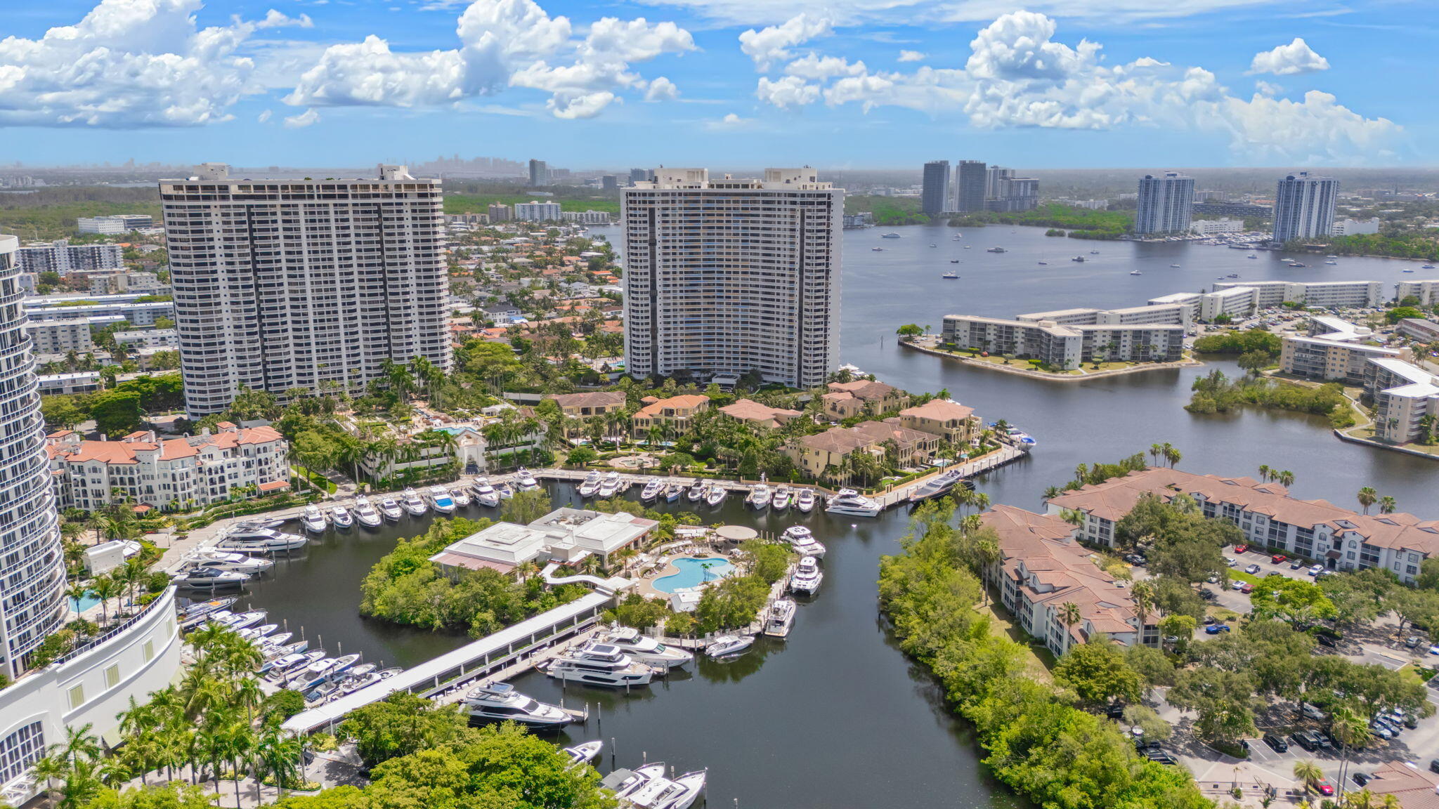 1000 E Island #305, Aventura FL 33160