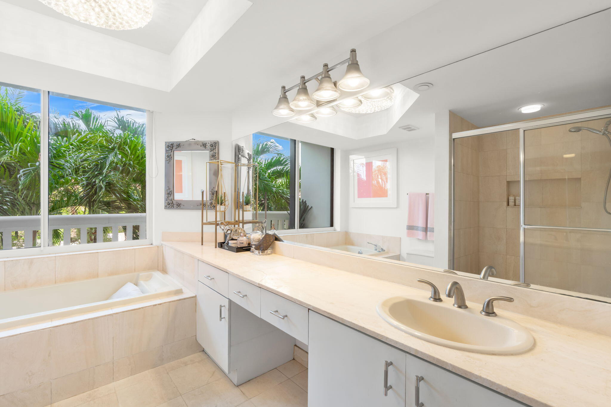 1000 E Island #305, Aventura FL 33160