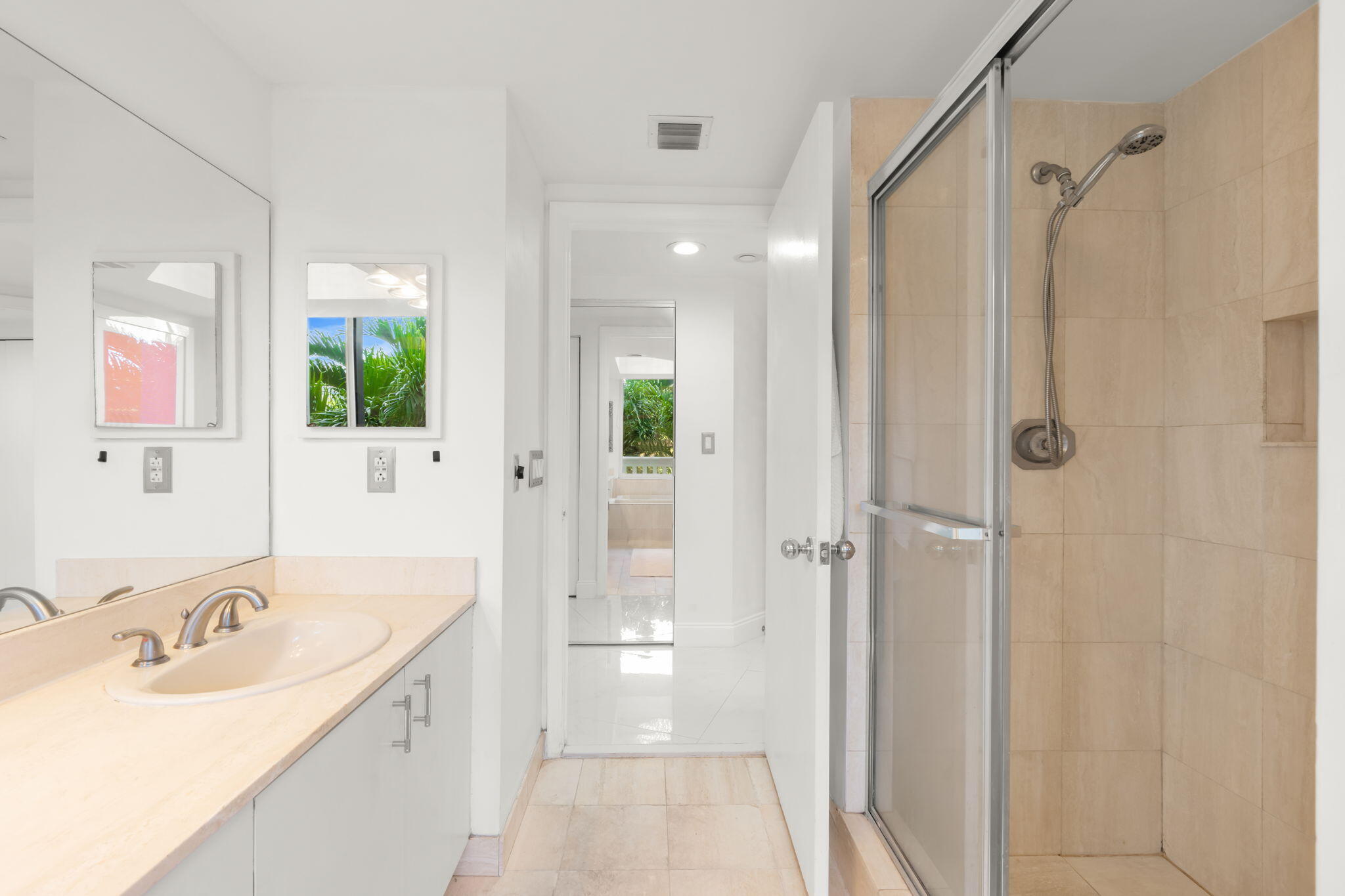 1000 E Island #305, Aventura FL 33160