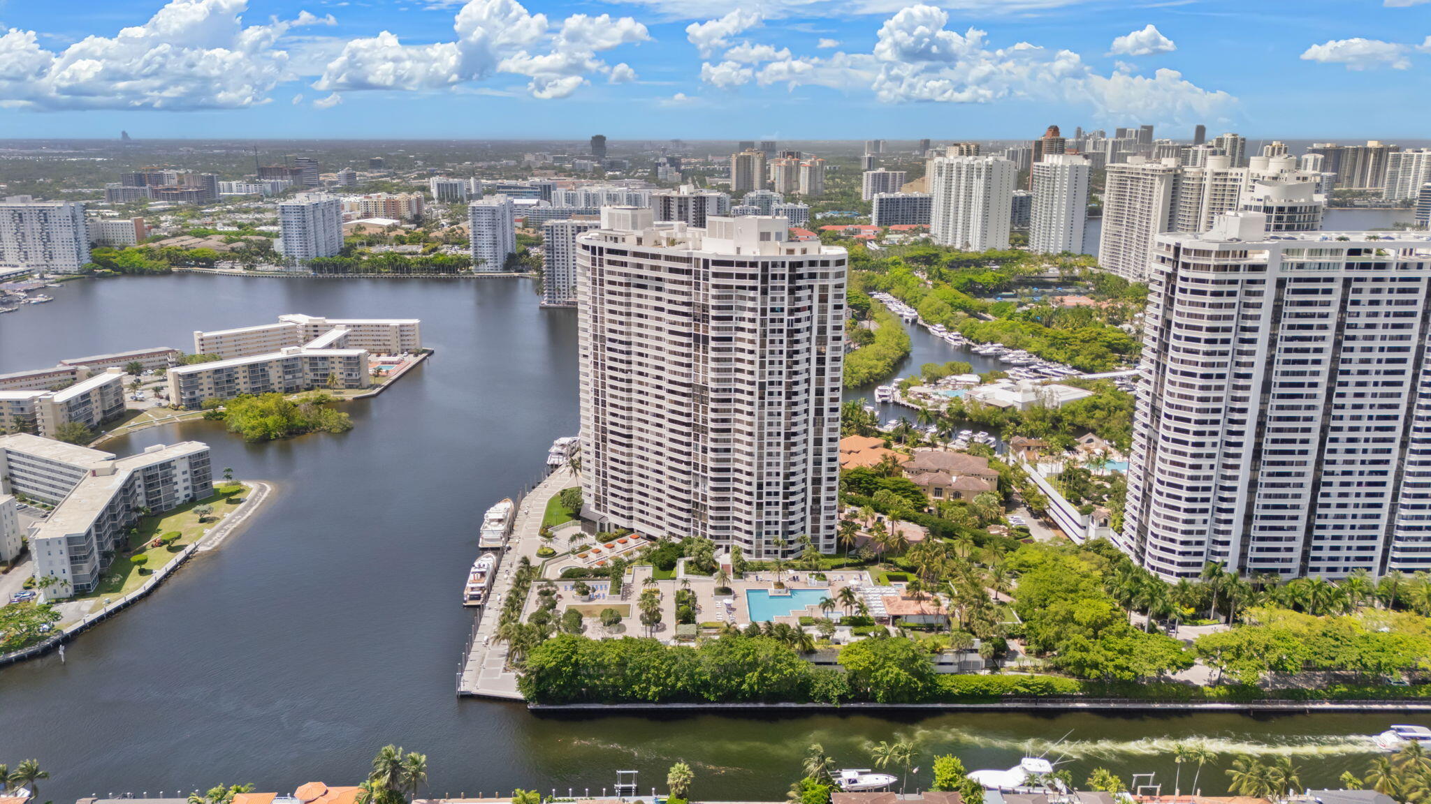 1000 E Island #305, Aventura FL 33160