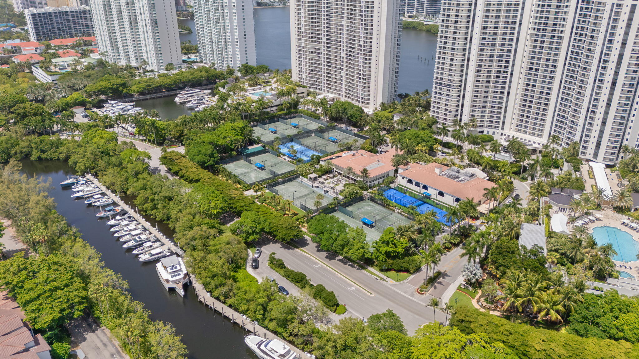 1000 E Island #305, Aventura FL 33160