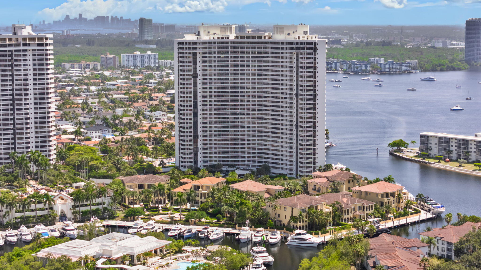 1000 E Island #305, Aventura FL 33160