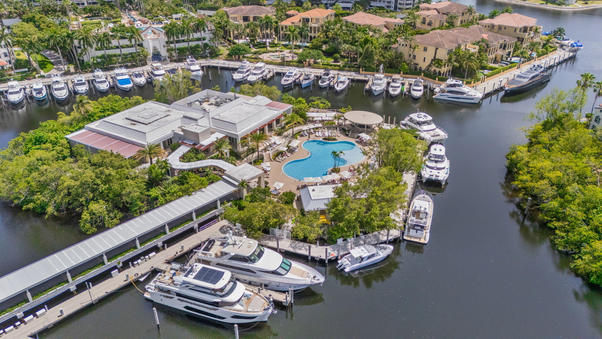 1000 E Island #305, Aventura FL 33160