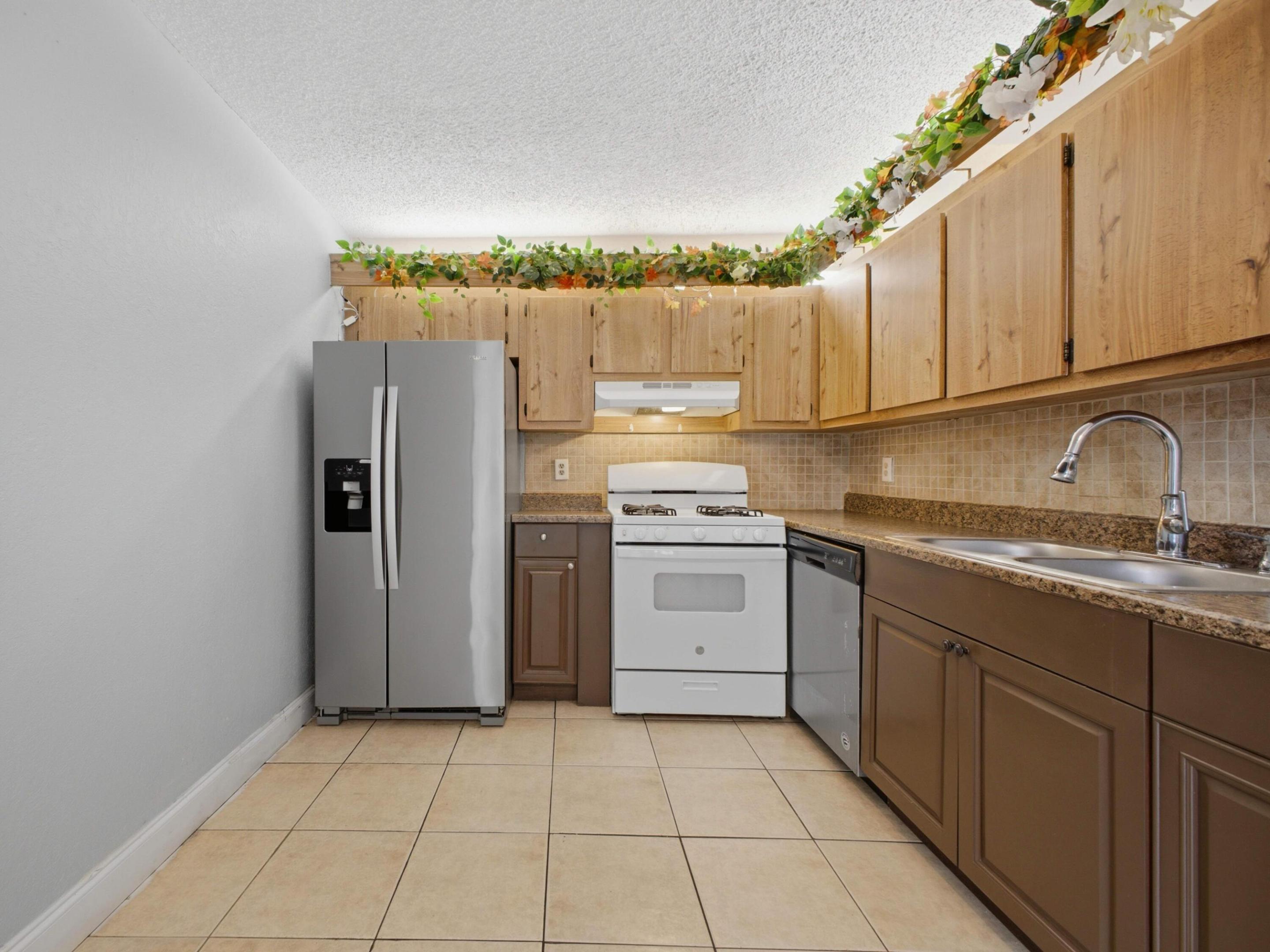 105 Woodland, Palm Springs FL 33461