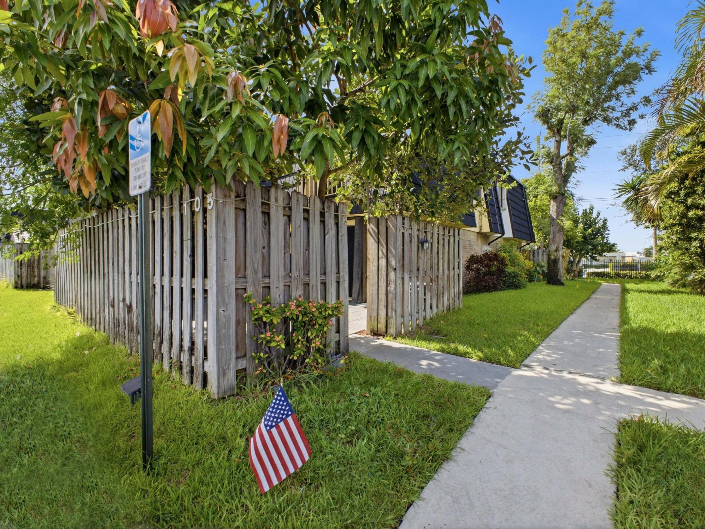 105 Woodland, Palm Springs FL 33461