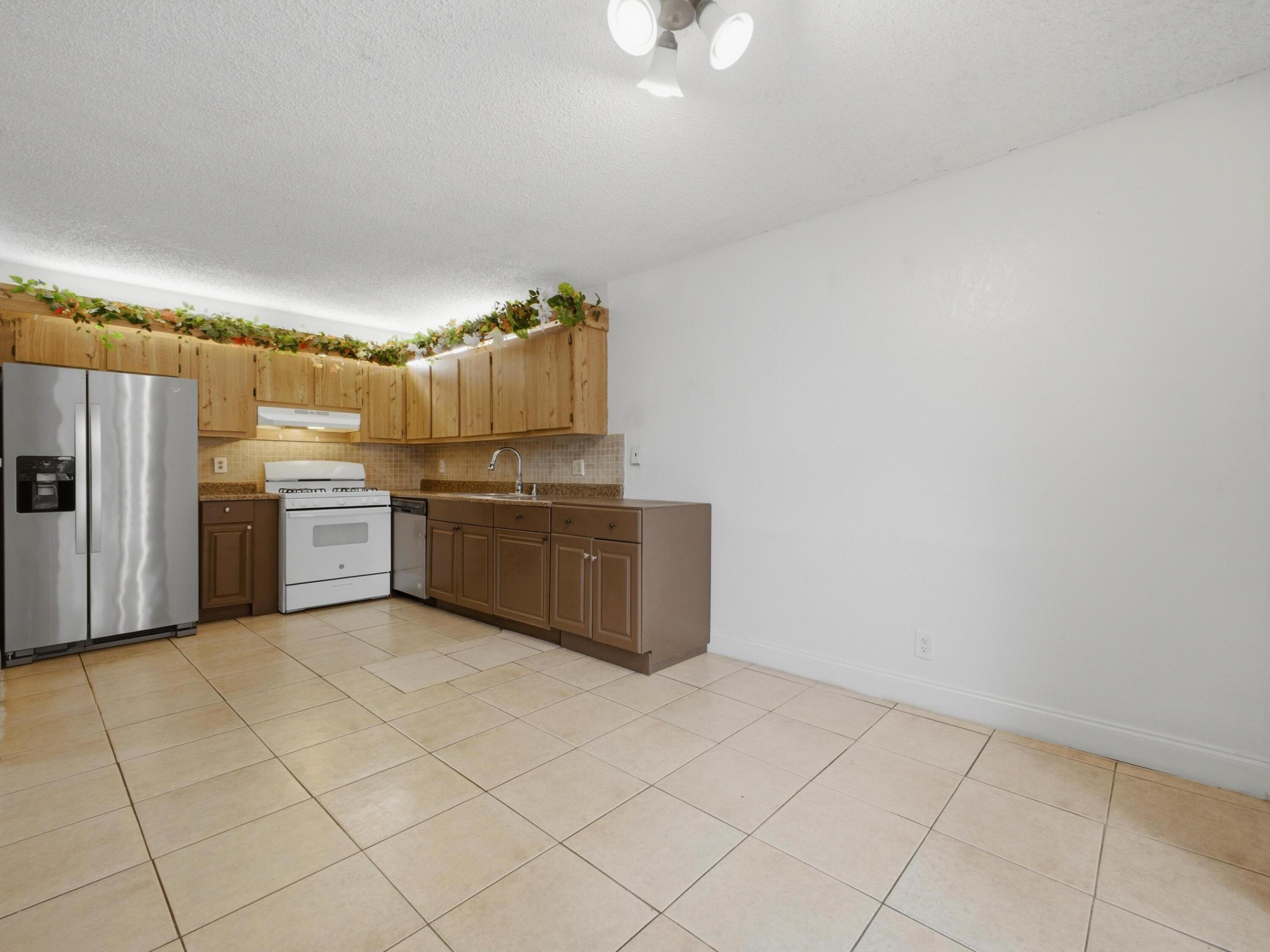 105 Woodland, Palm Springs FL 33461