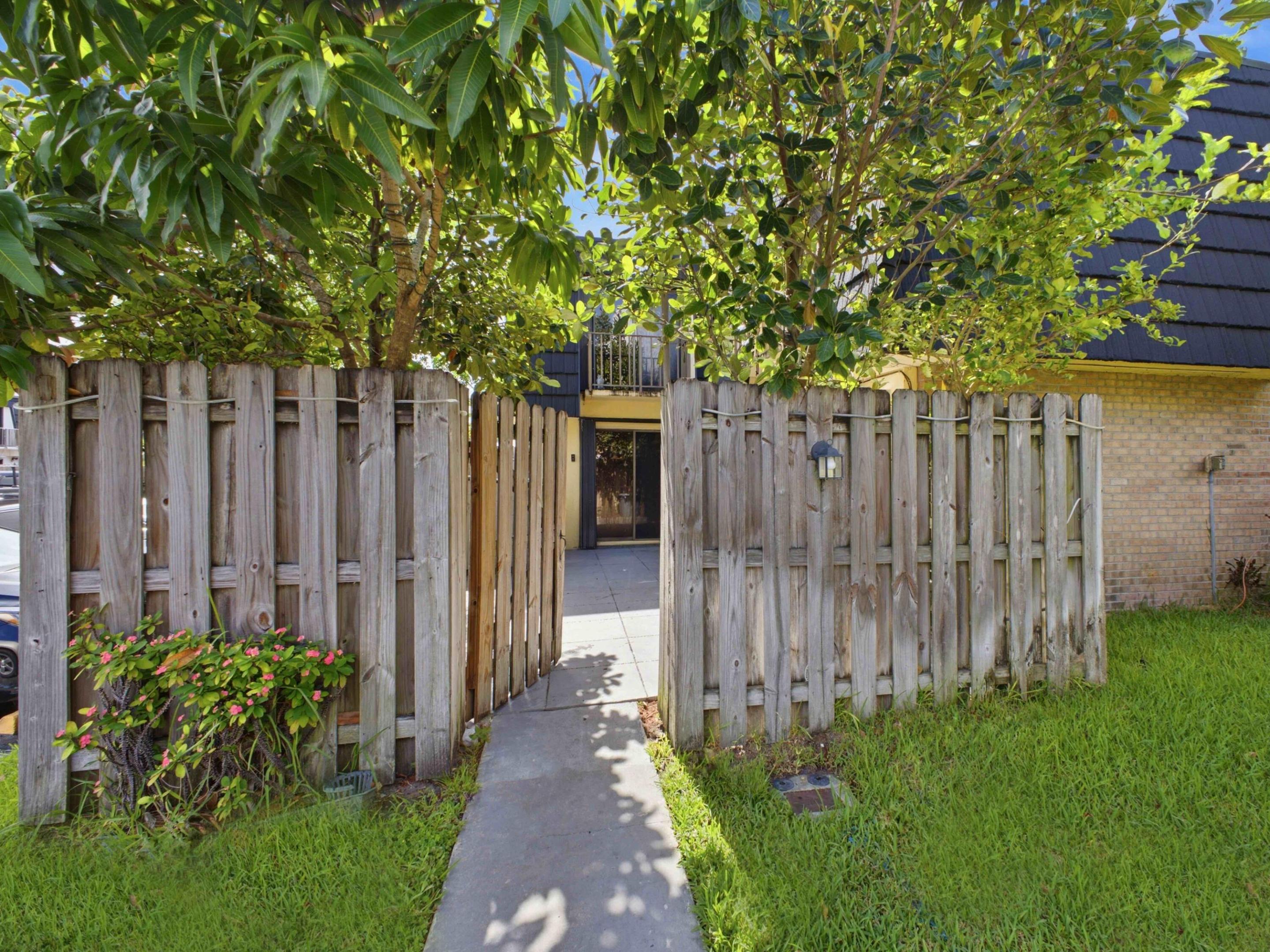 105 Woodland, Palm Springs FL 33461
