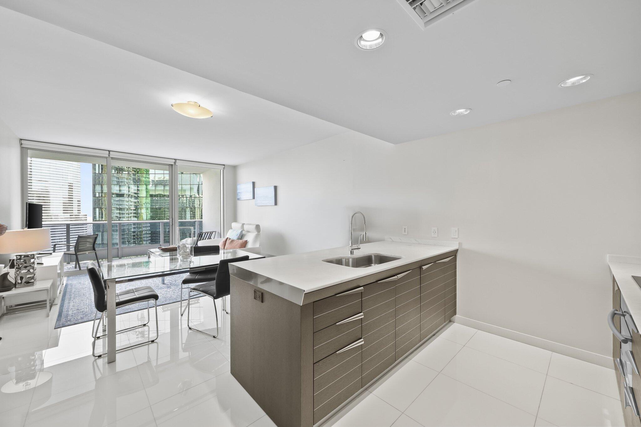 200 Biscayne Blvd #3909, Miami FL 33131