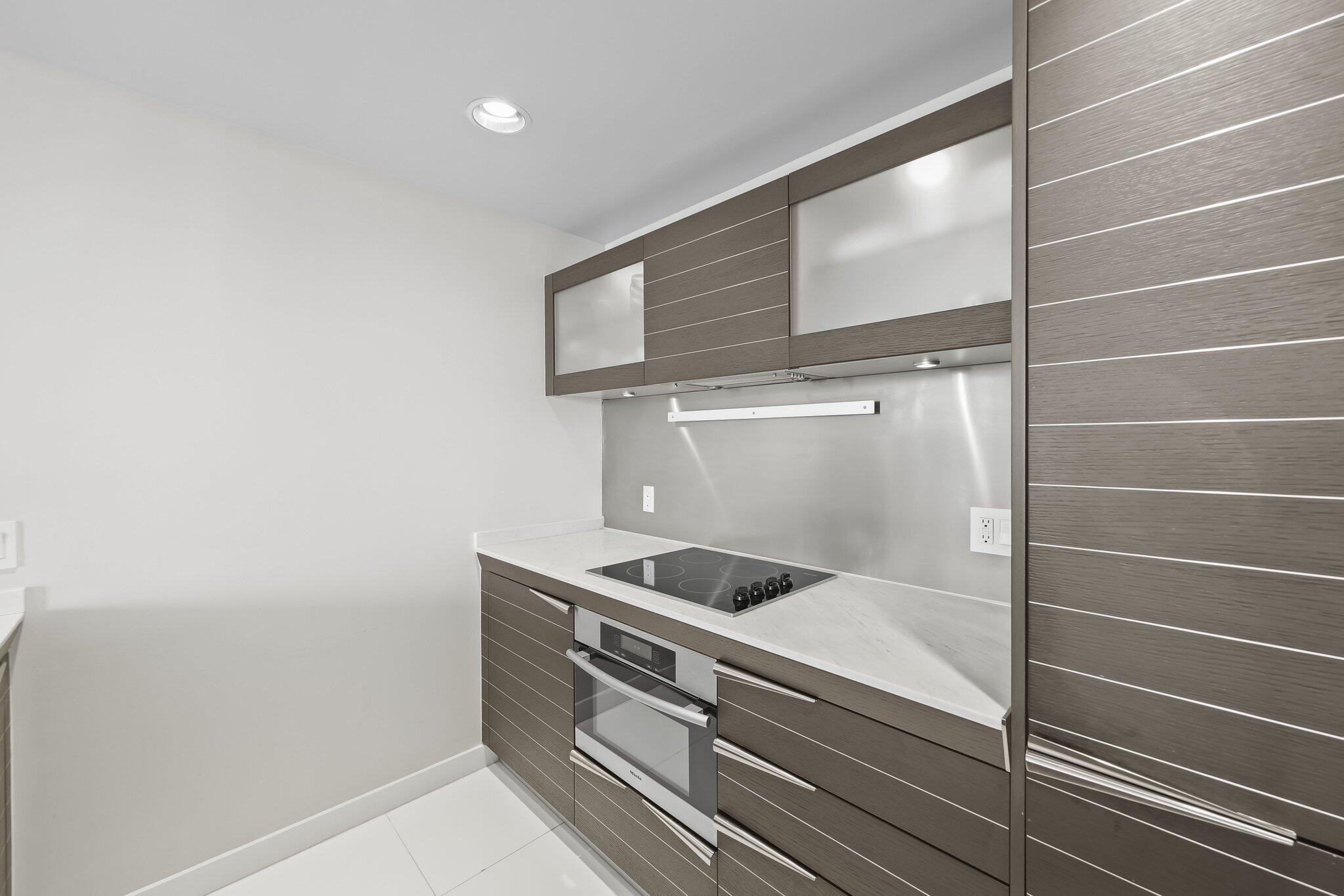200 Biscayne Blvd #3909, Miami FL 33131