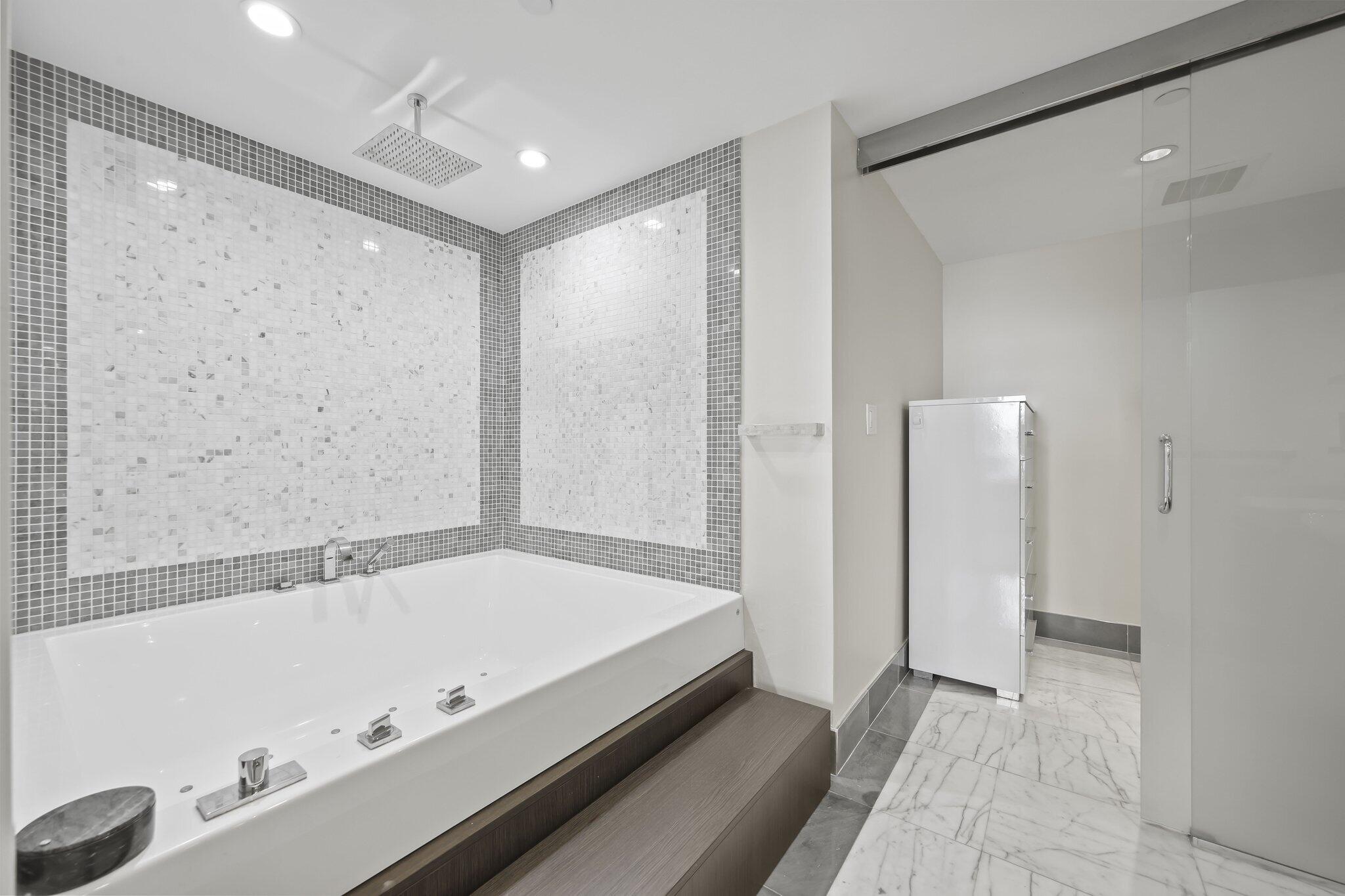 200 Biscayne Blvd #3909, Miami FL 33131