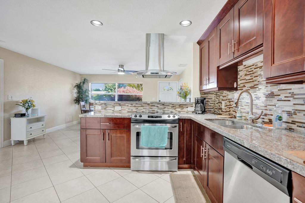 740 Buttonwood, North Palm Beach FL 33408