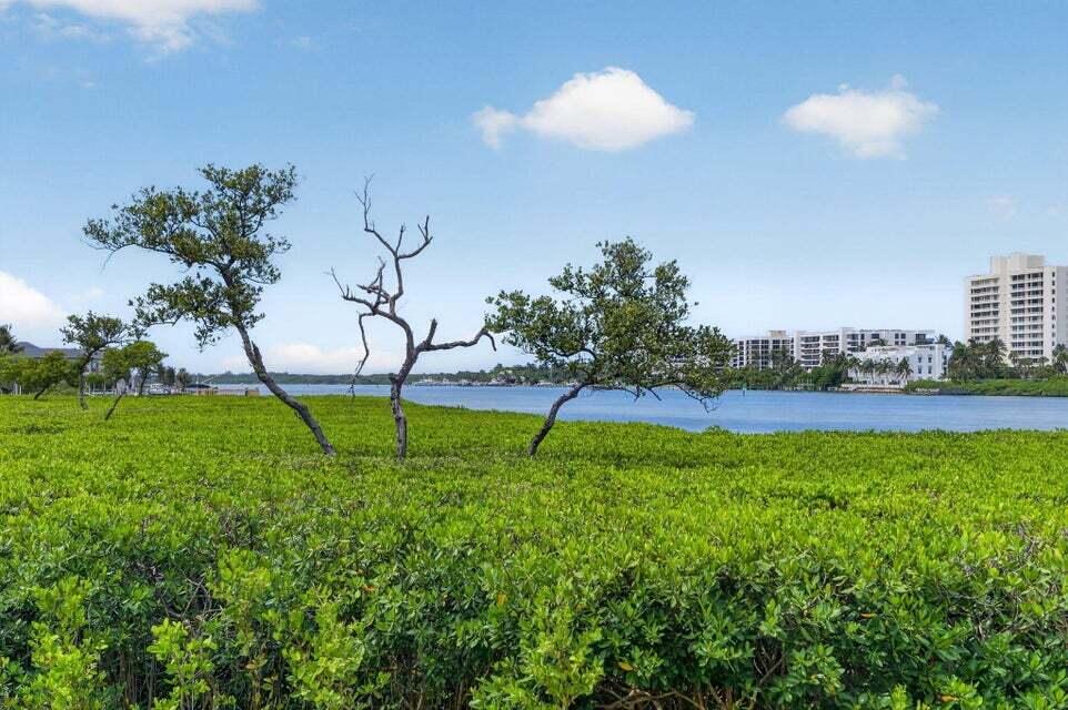 200 Waterway #104, Tequesta FL 33469