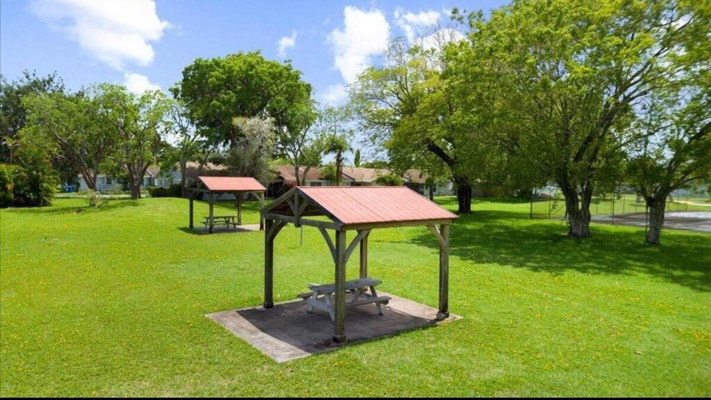 5545 N Lakewood #425, Margate FL 33063