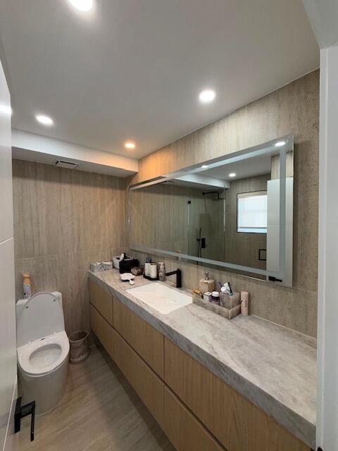 427 Golden Isles #12d, Hallandale Beach FL 33009