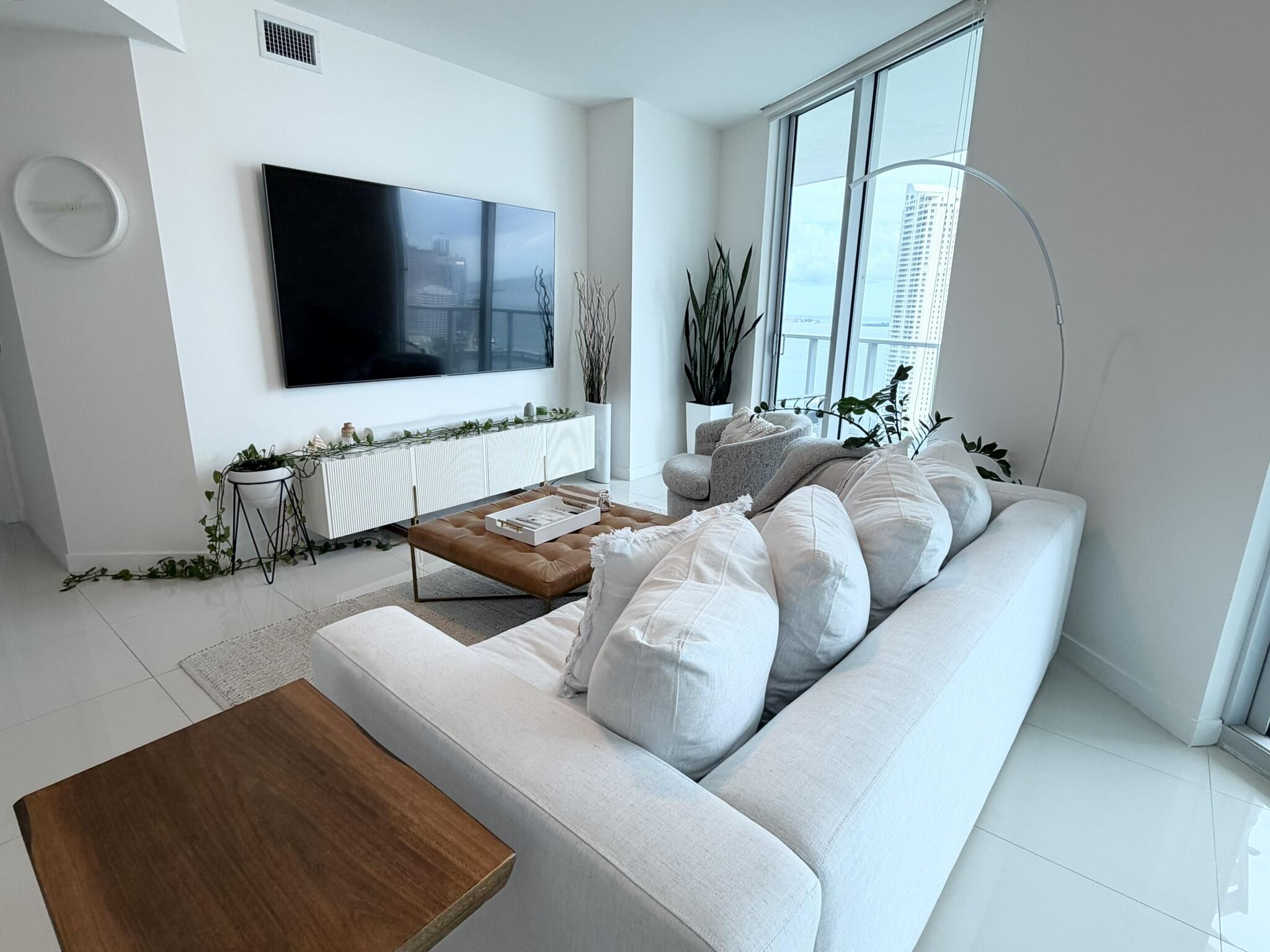 300 S BISCAYNE #T-2208, Miami FL 33131