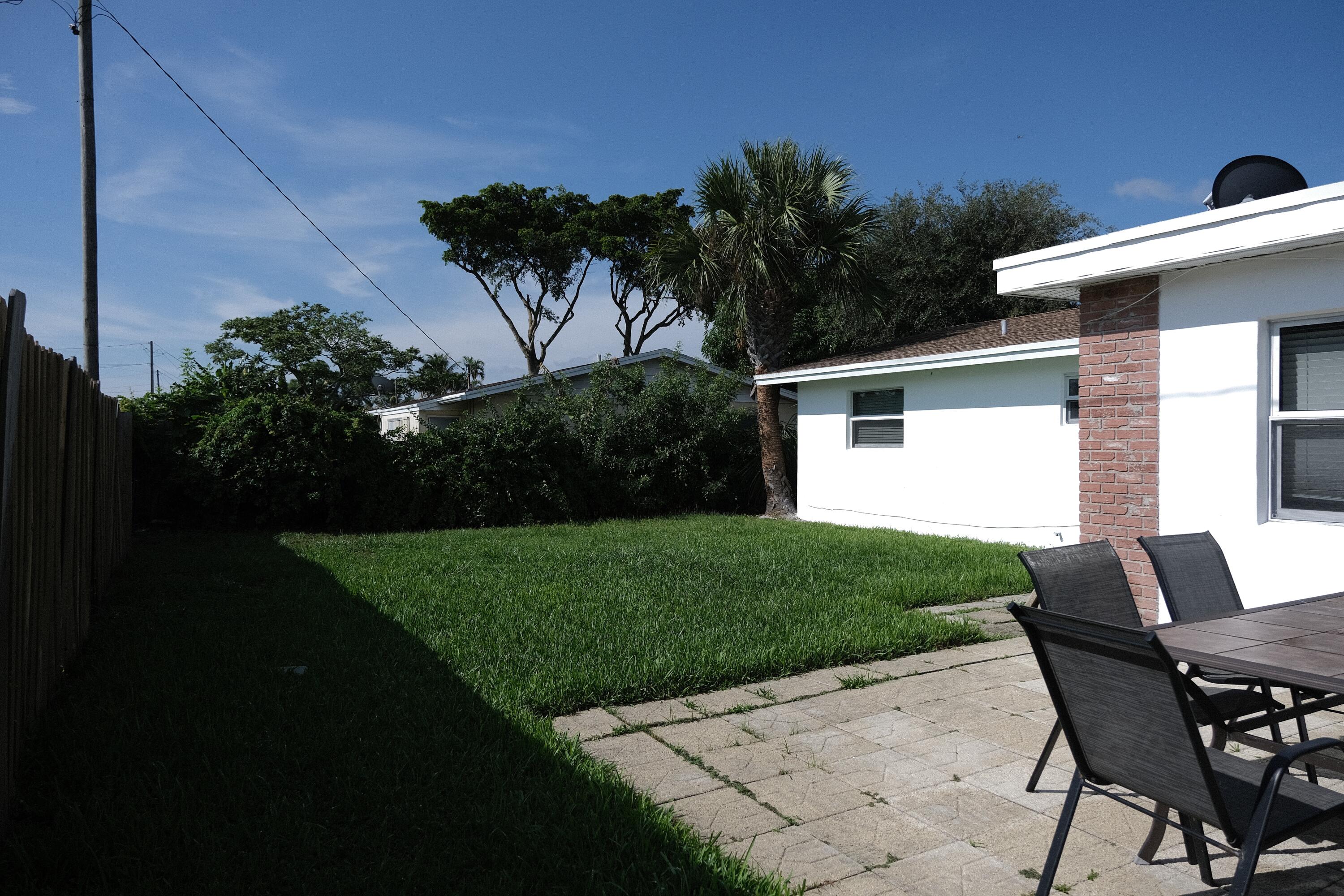 980 Woodland, West Palm Beach FL 33415
