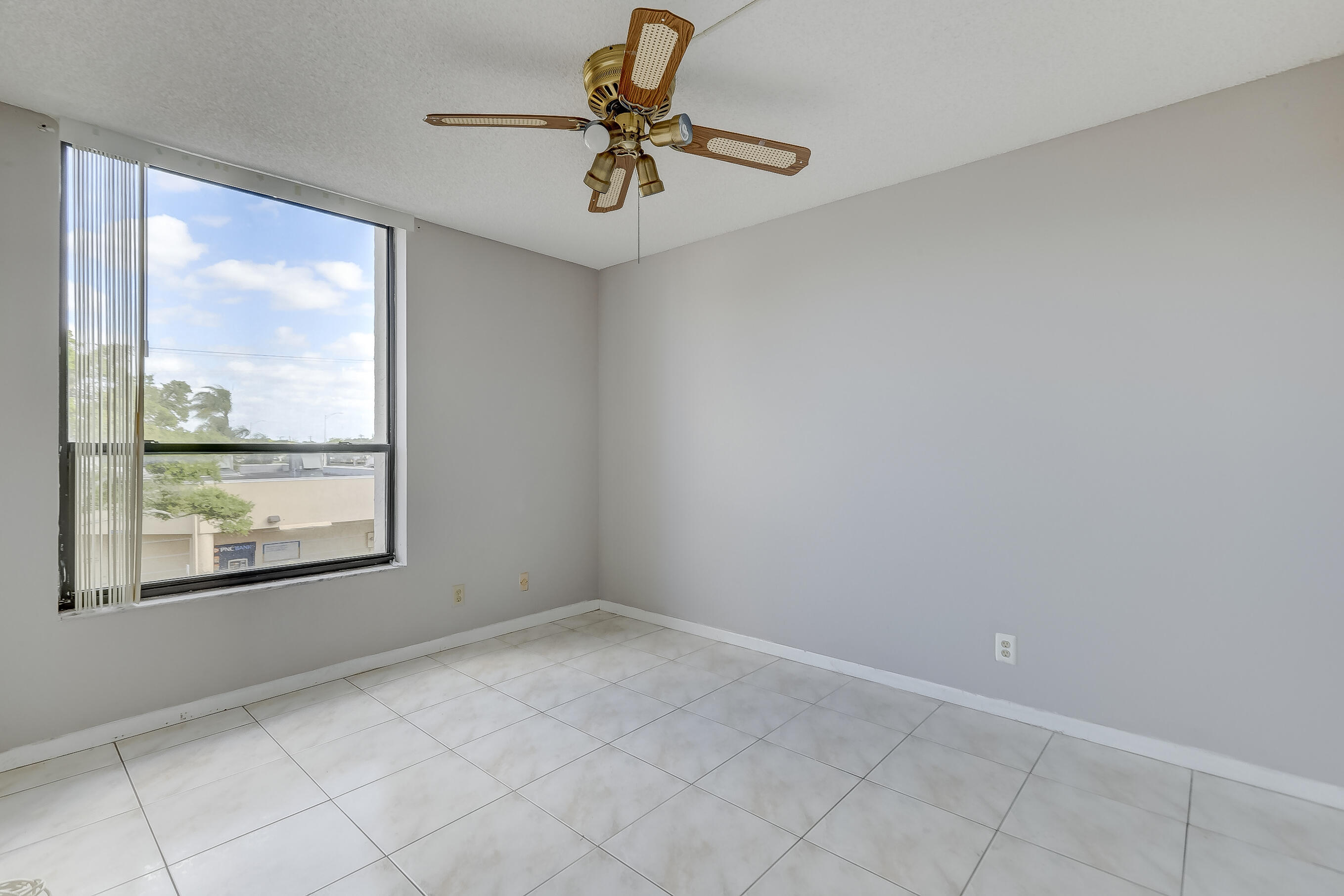 6751 N UNIVERSITY #302, Tamarac FL 33321