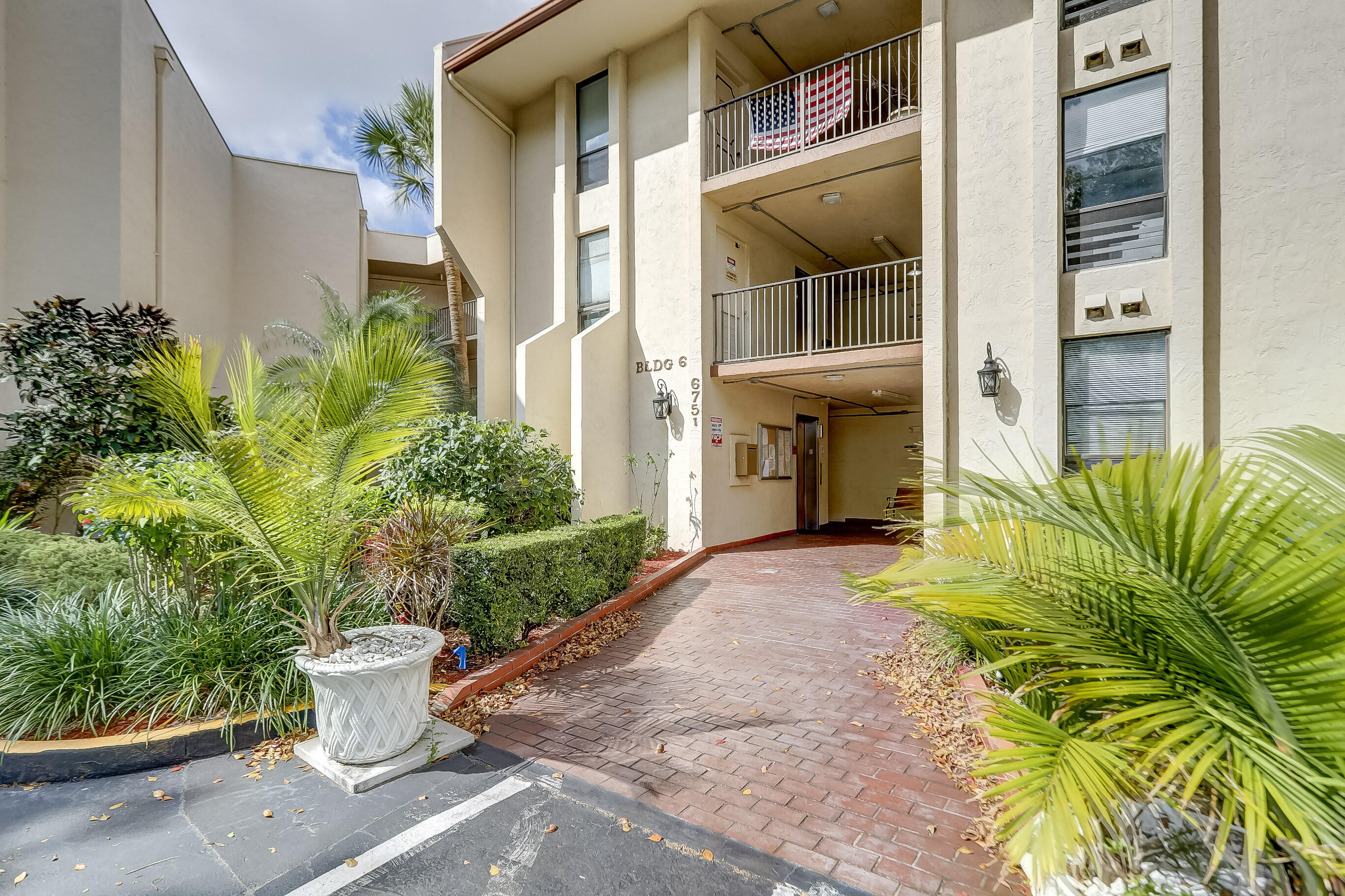 6751 N UNIVERSITY #302, Tamarac FL 33321