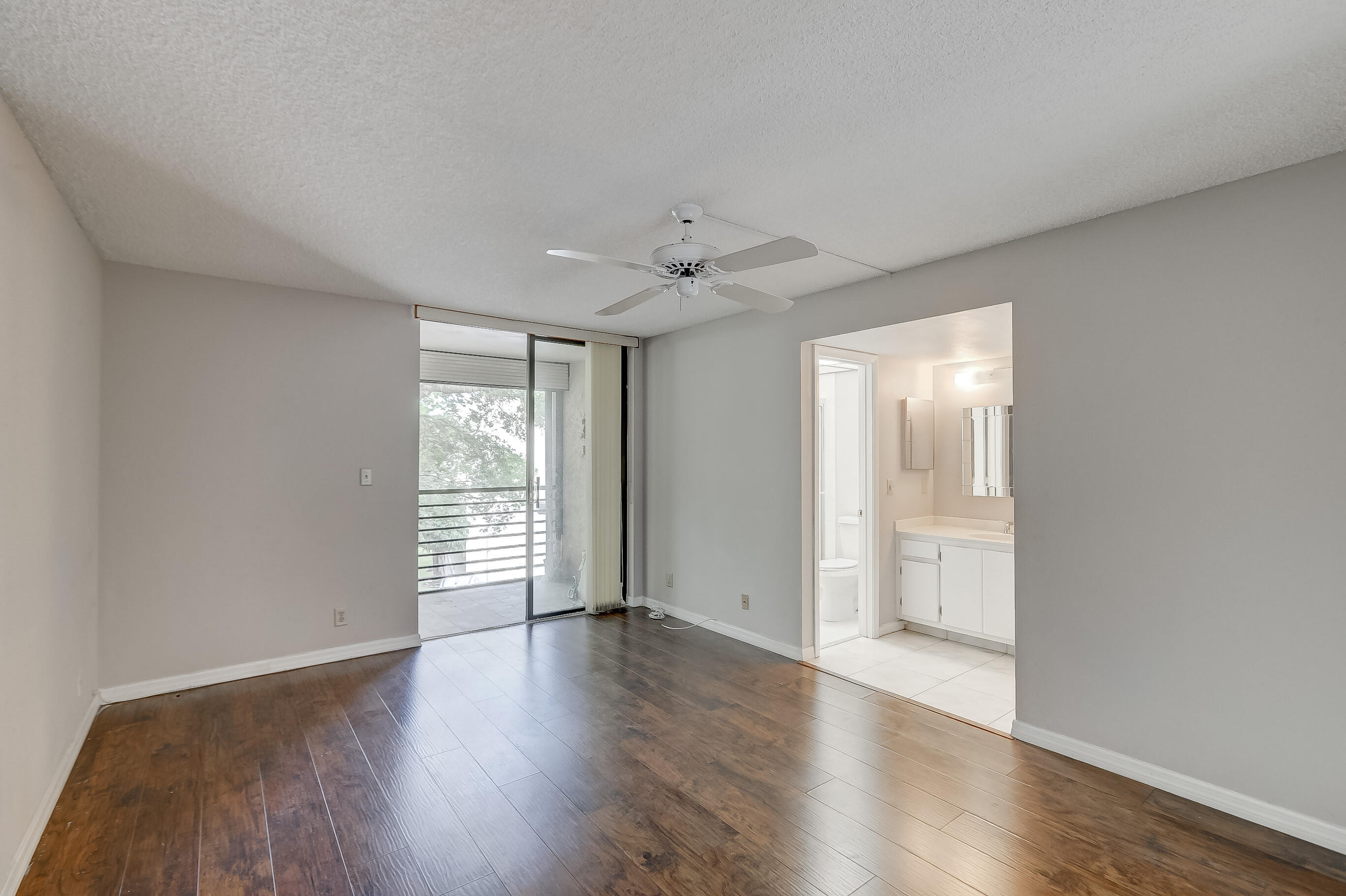 6751 N UNIVERSITY #302, Tamarac FL 33321