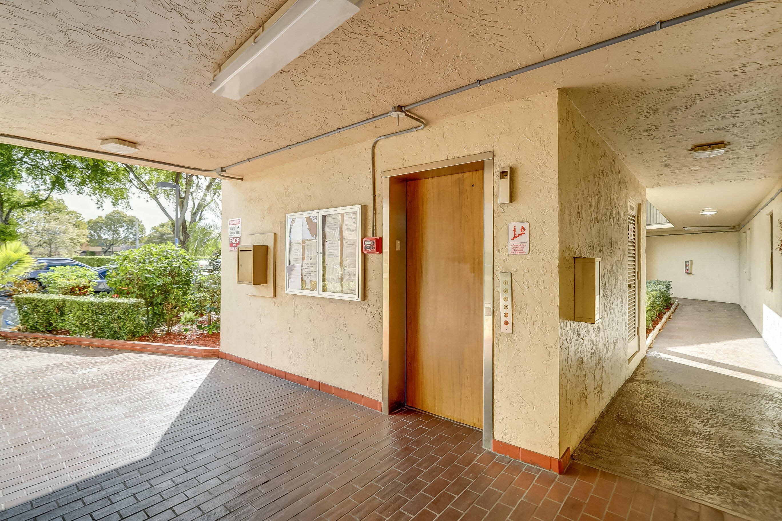 6751 N UNIVERSITY #302, Tamarac FL 33321