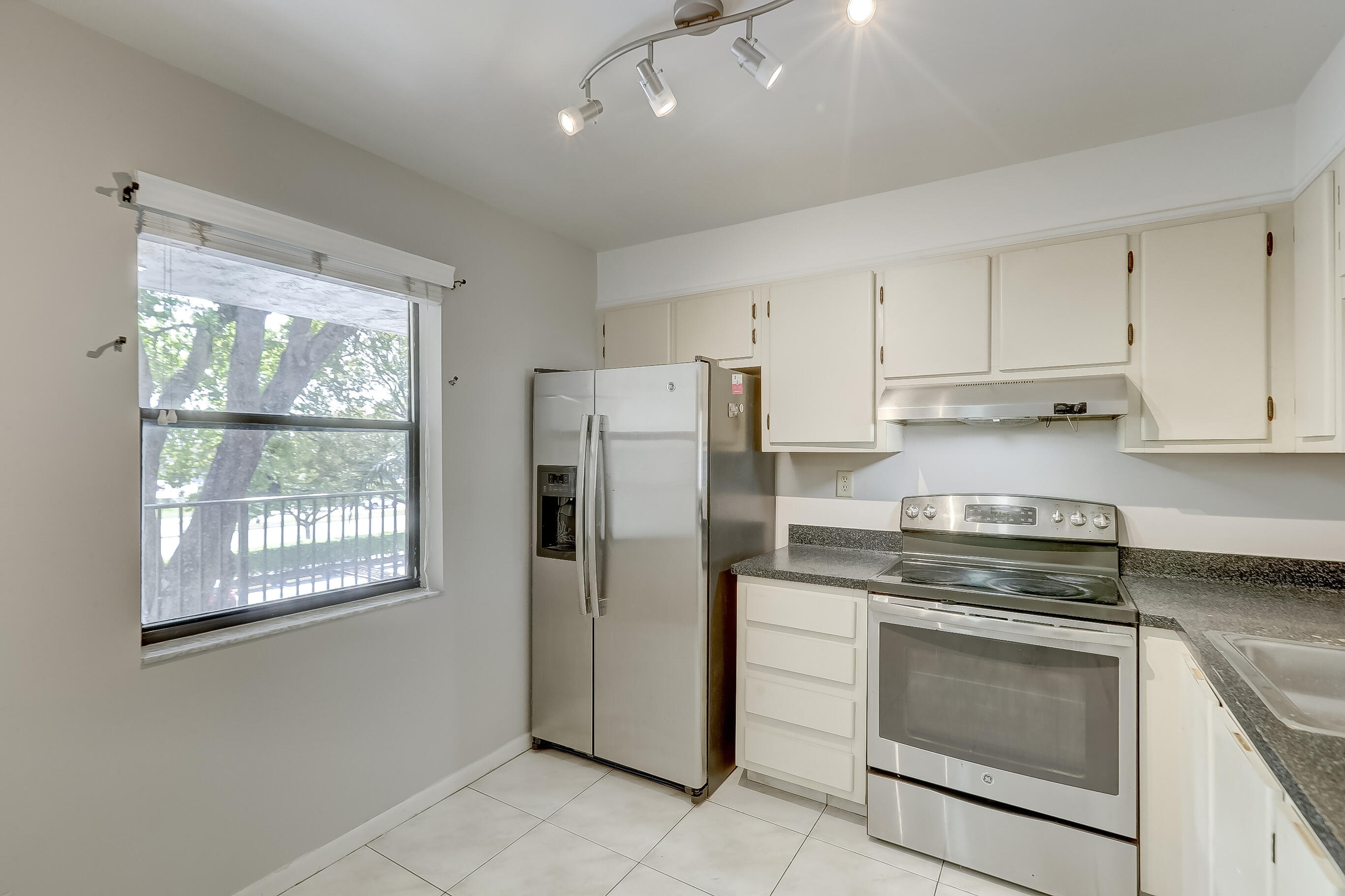 6751 N UNIVERSITY #302, Tamarac FL 33321
