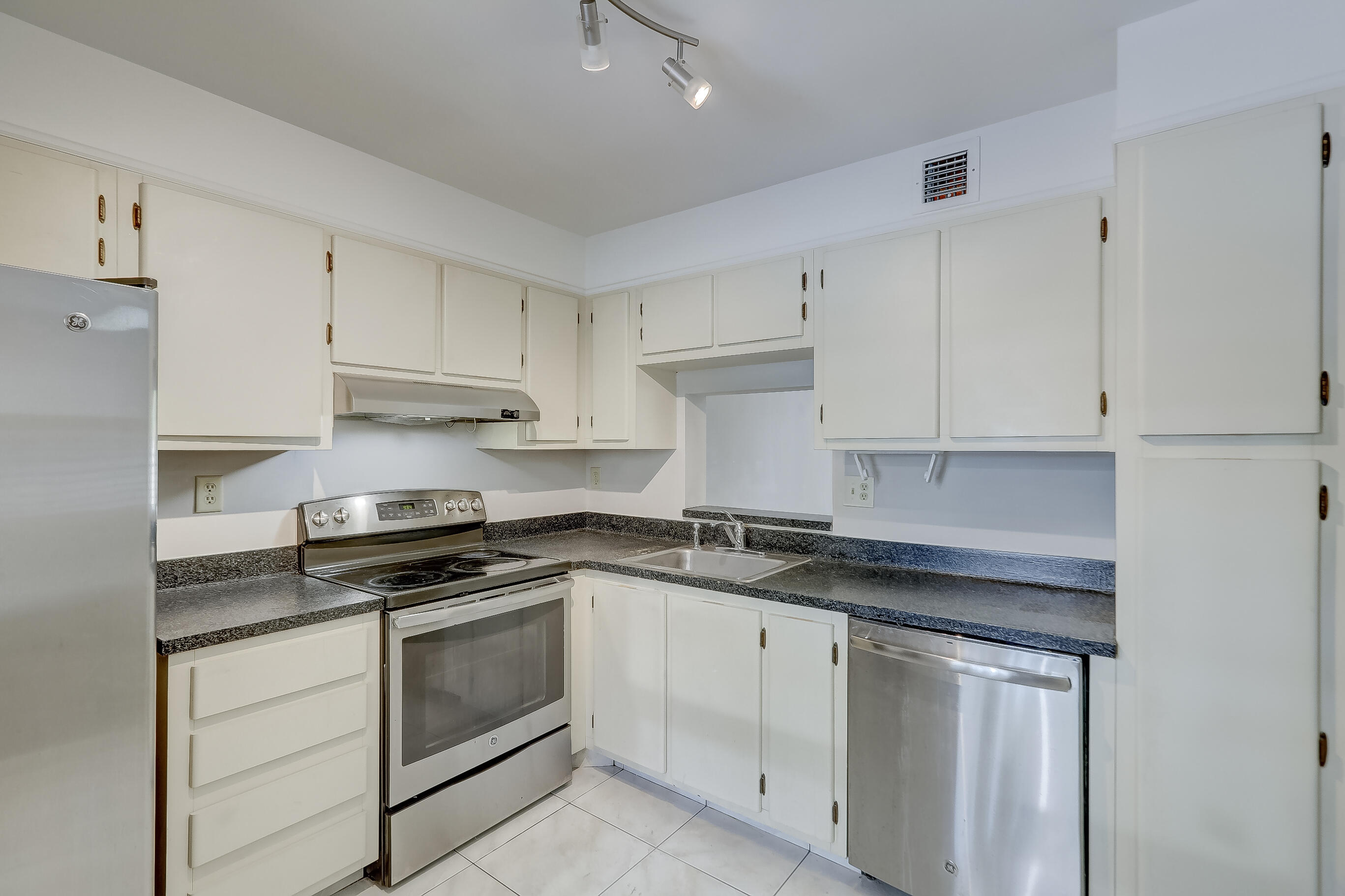 6751 N UNIVERSITY #302, Tamarac FL 33321
