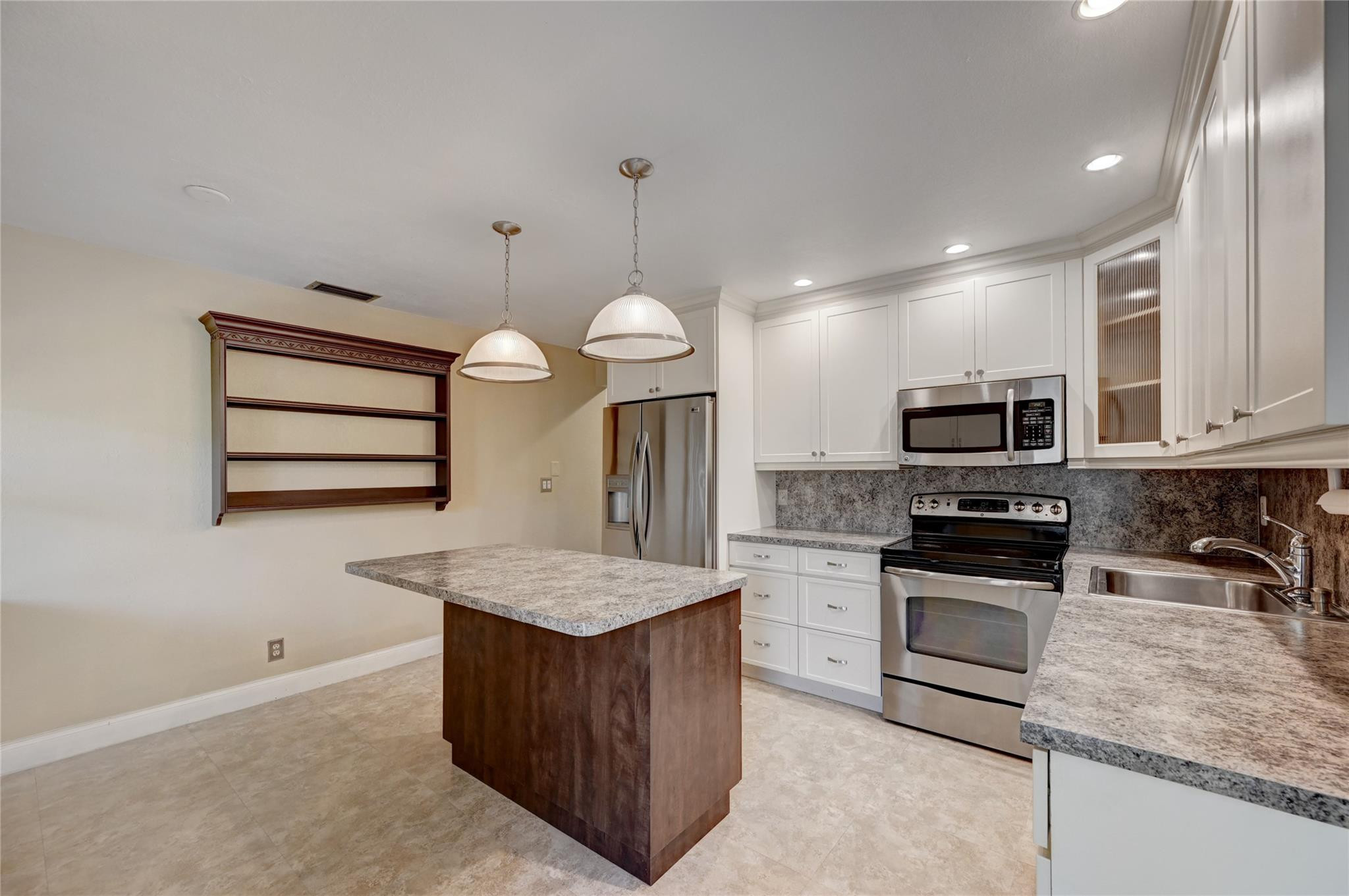 8760 AZALEA #203, Tamarac FL 33321