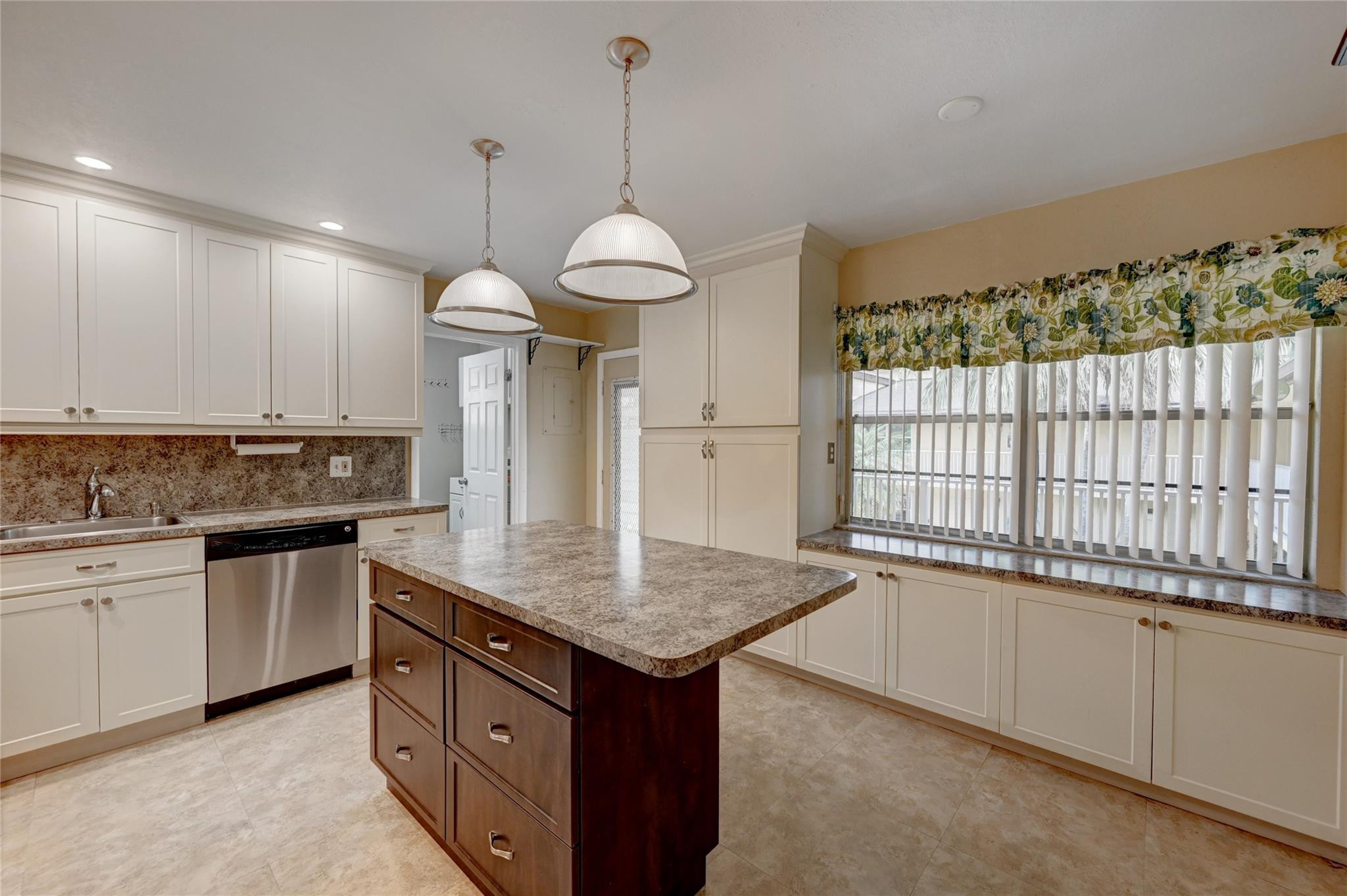 8760 AZALEA #203, Tamarac FL 33321