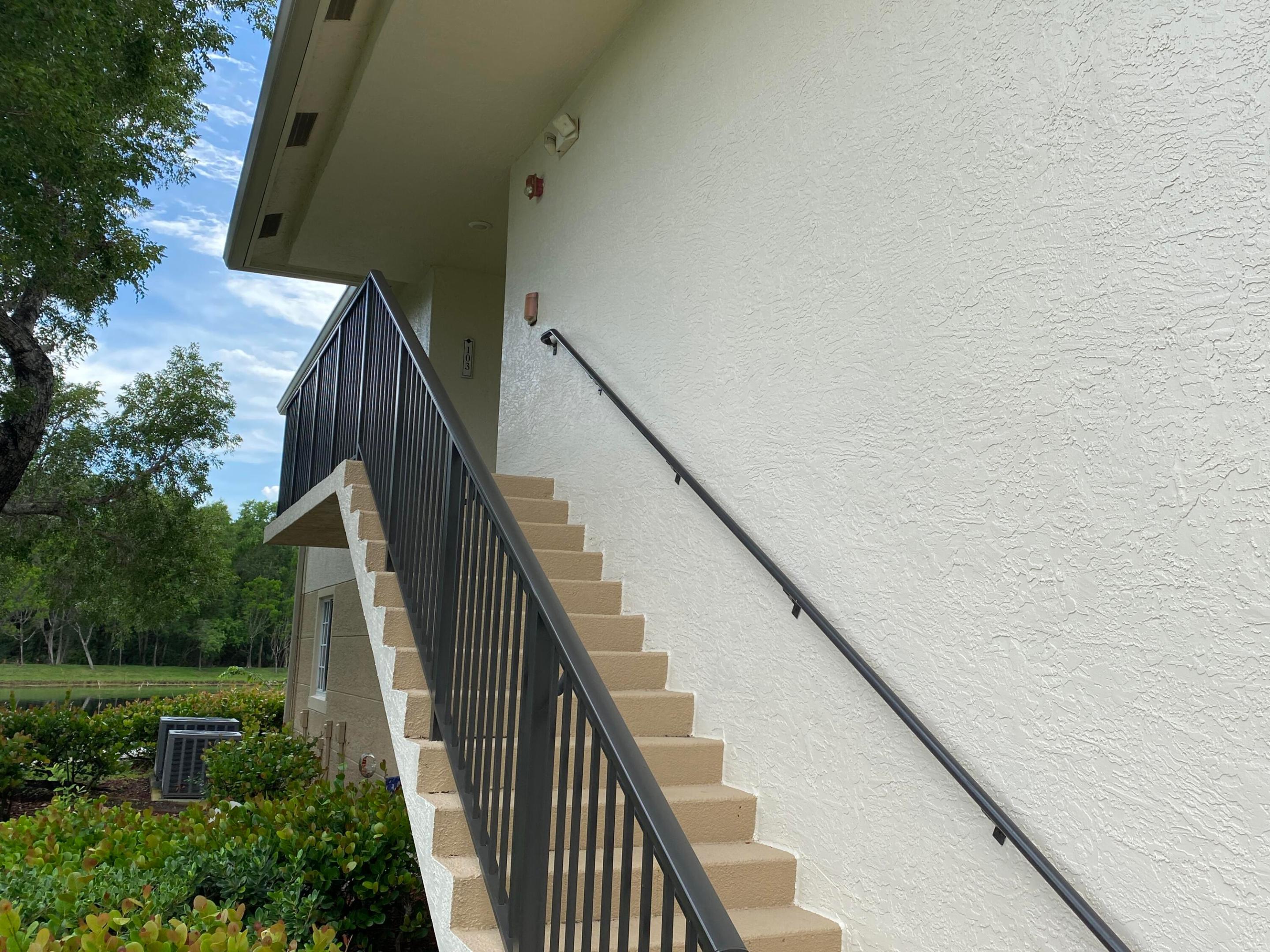100 Crestwood #103, Royal Palm Beach FL 33411