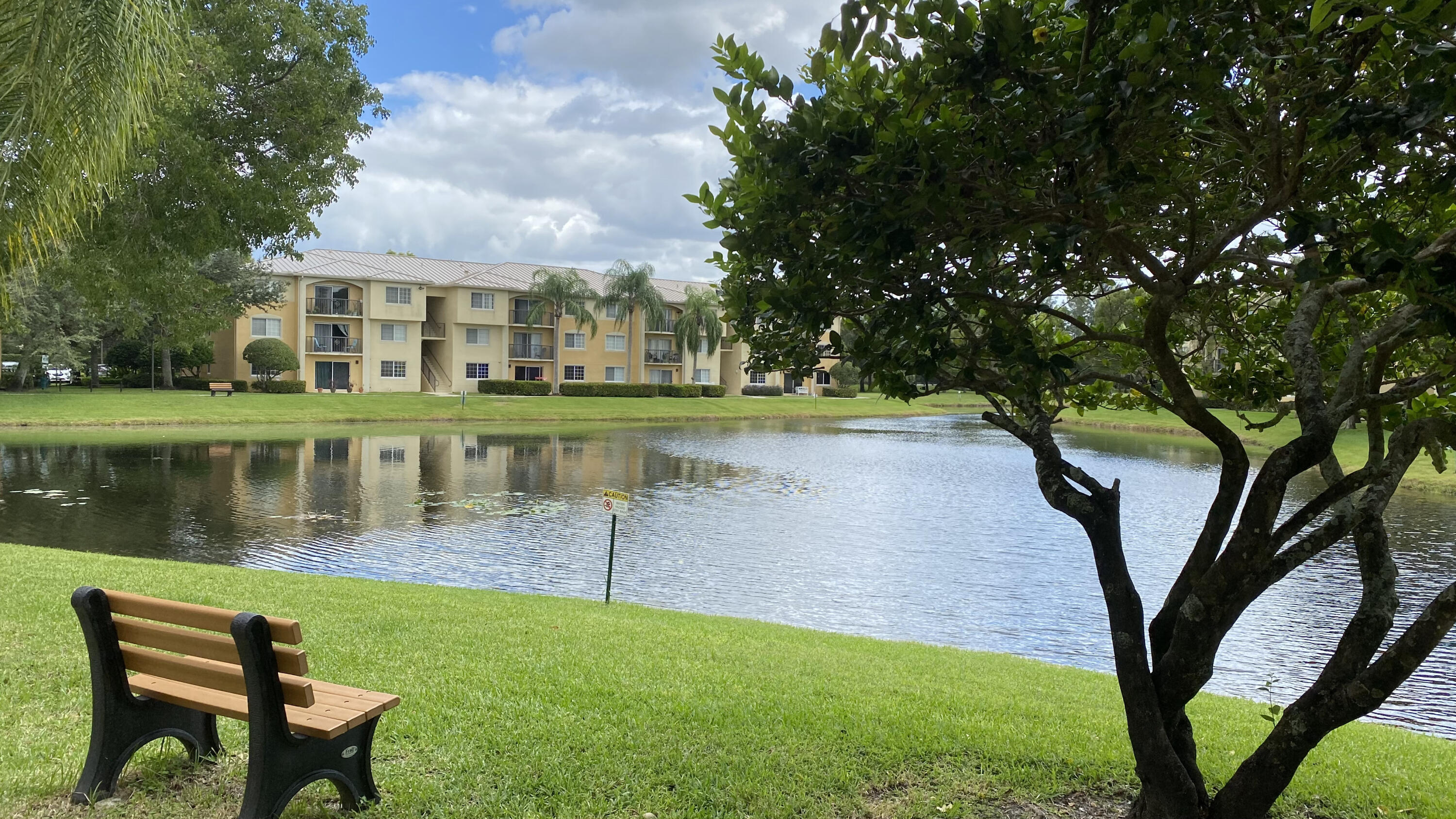100 Crestwood #103, Royal Palm Beach FL 33411