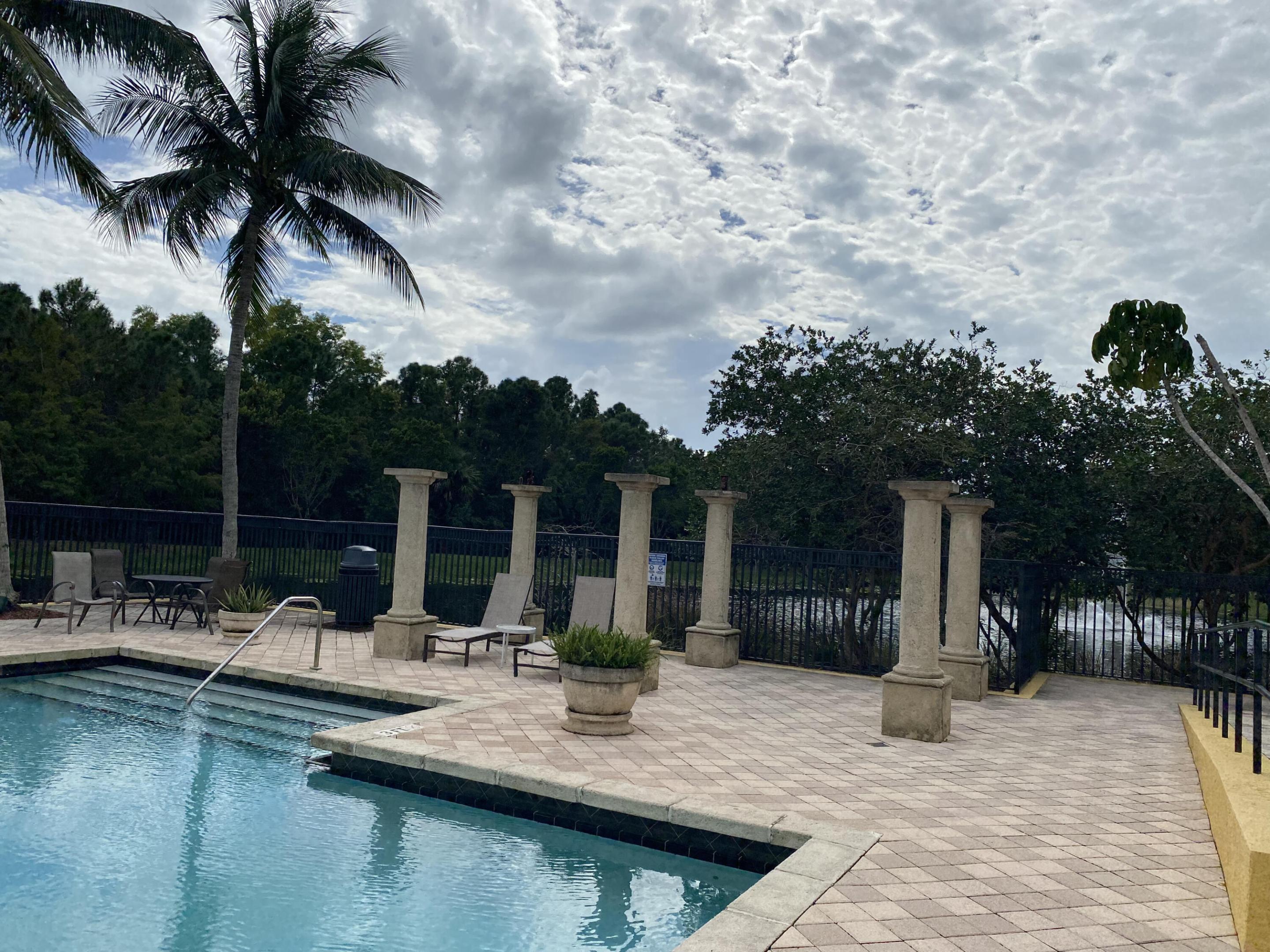 100 Crestwood #103, Royal Palm Beach FL 33411