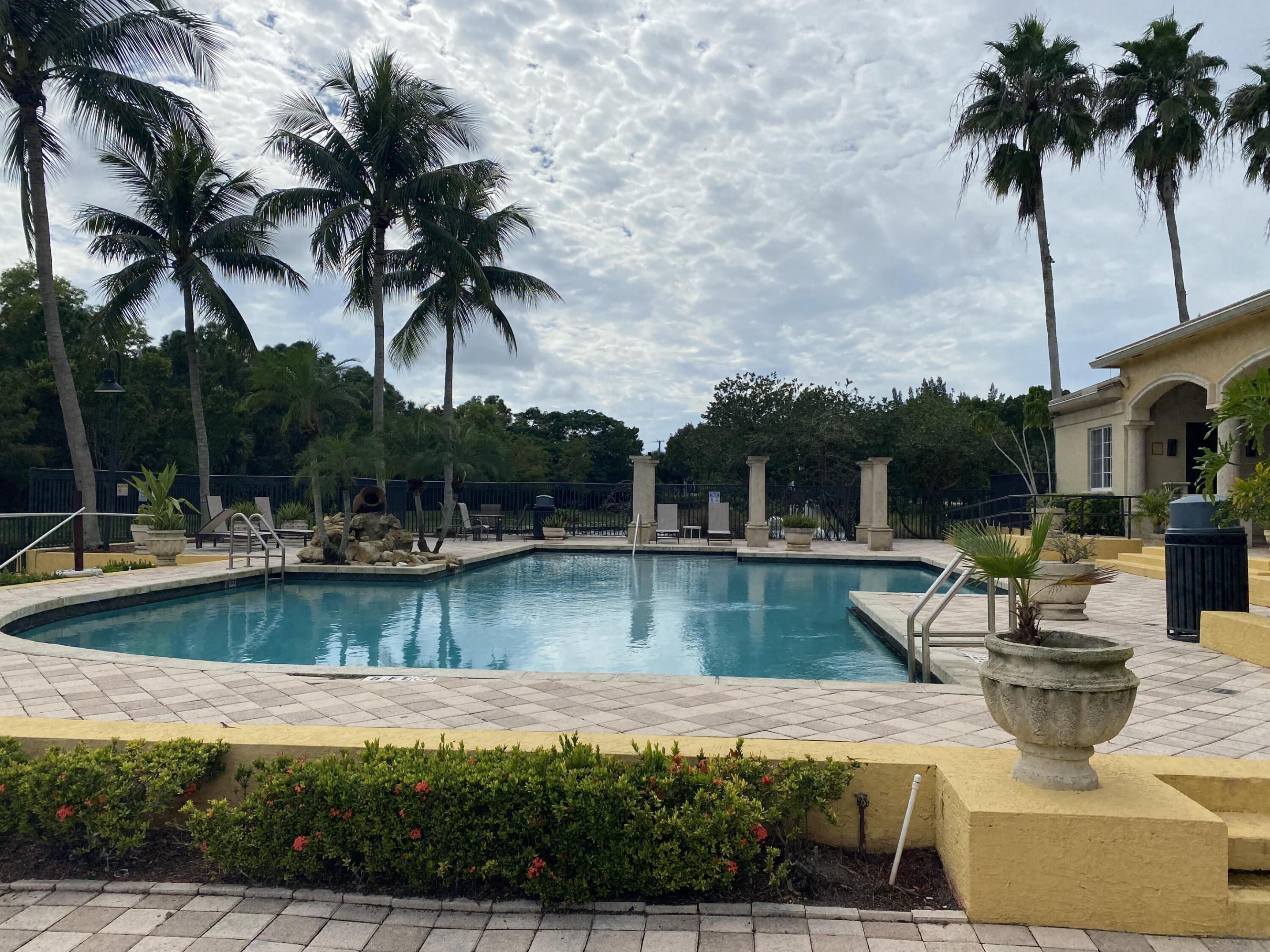 100 Crestwood #103, Royal Palm Beach FL 33411