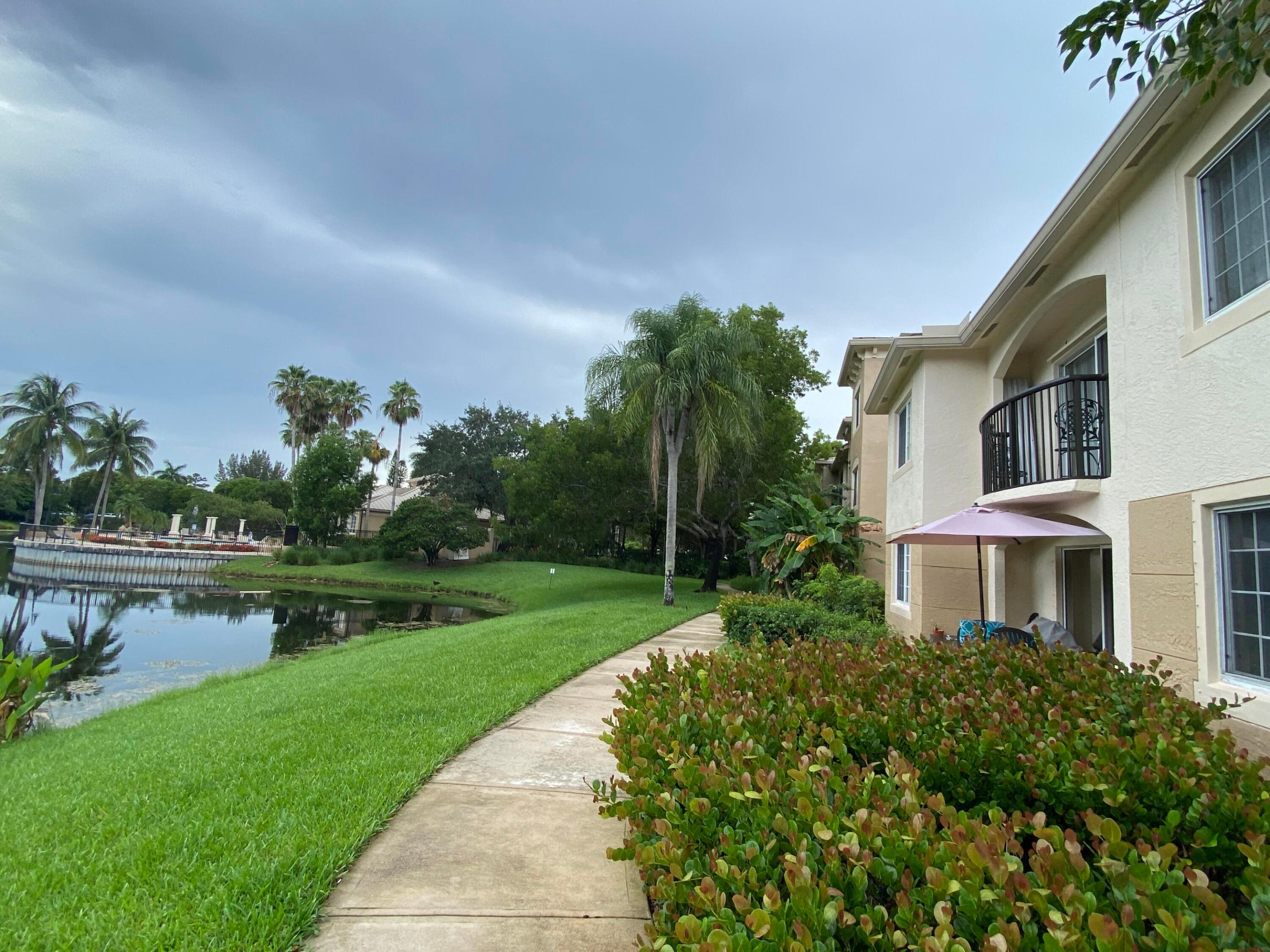 100 Crestwood #103, Royal Palm Beach FL 33411