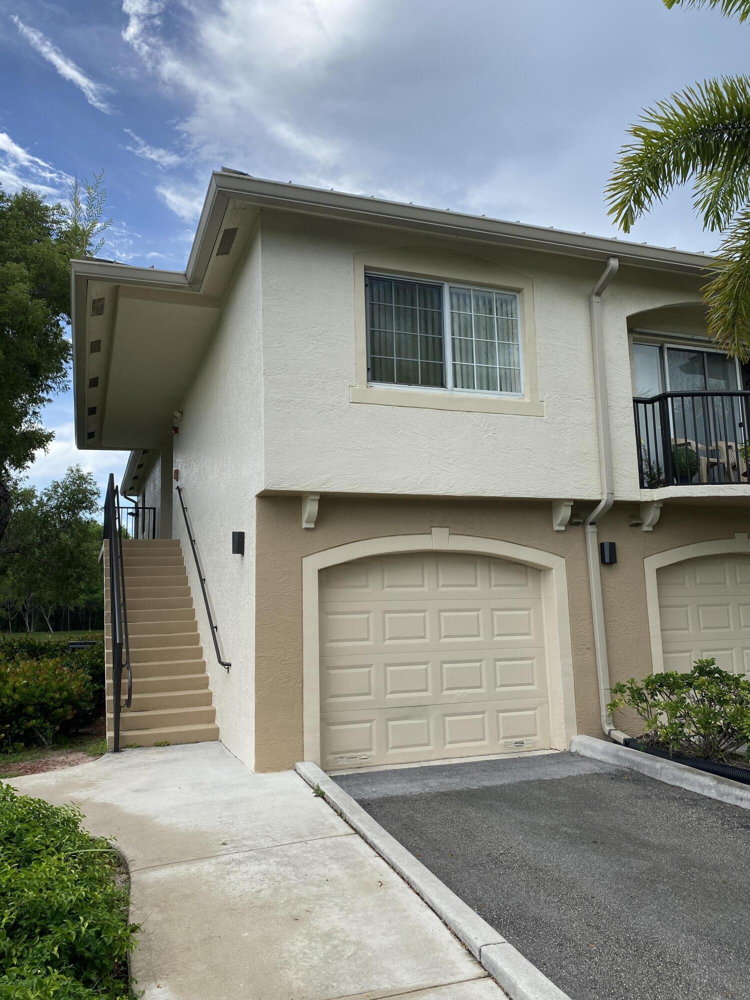 100 Crestwood #103, Royal Palm Beach FL 33411