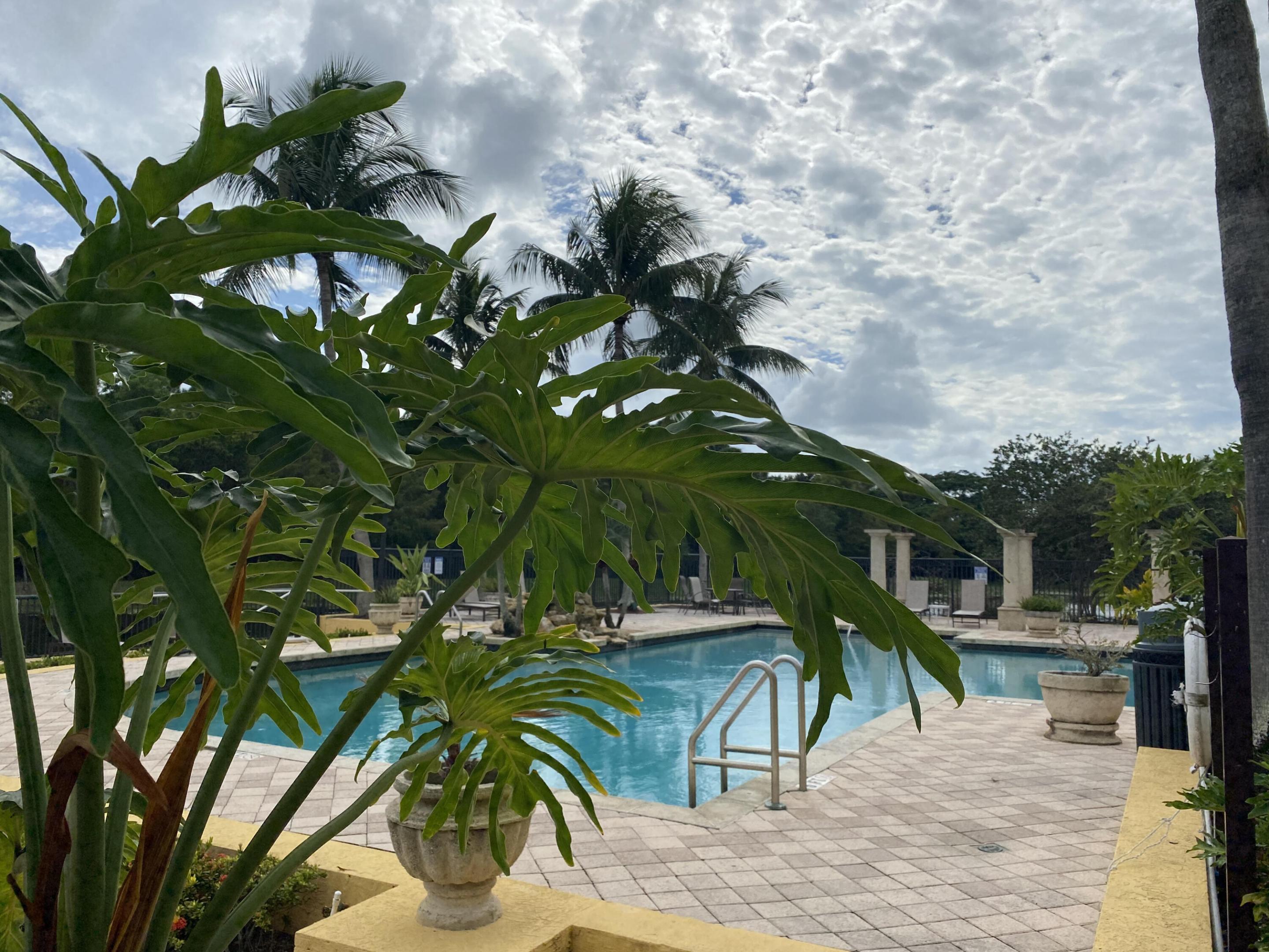 100 Crestwood #103, Royal Palm Beach FL 33411