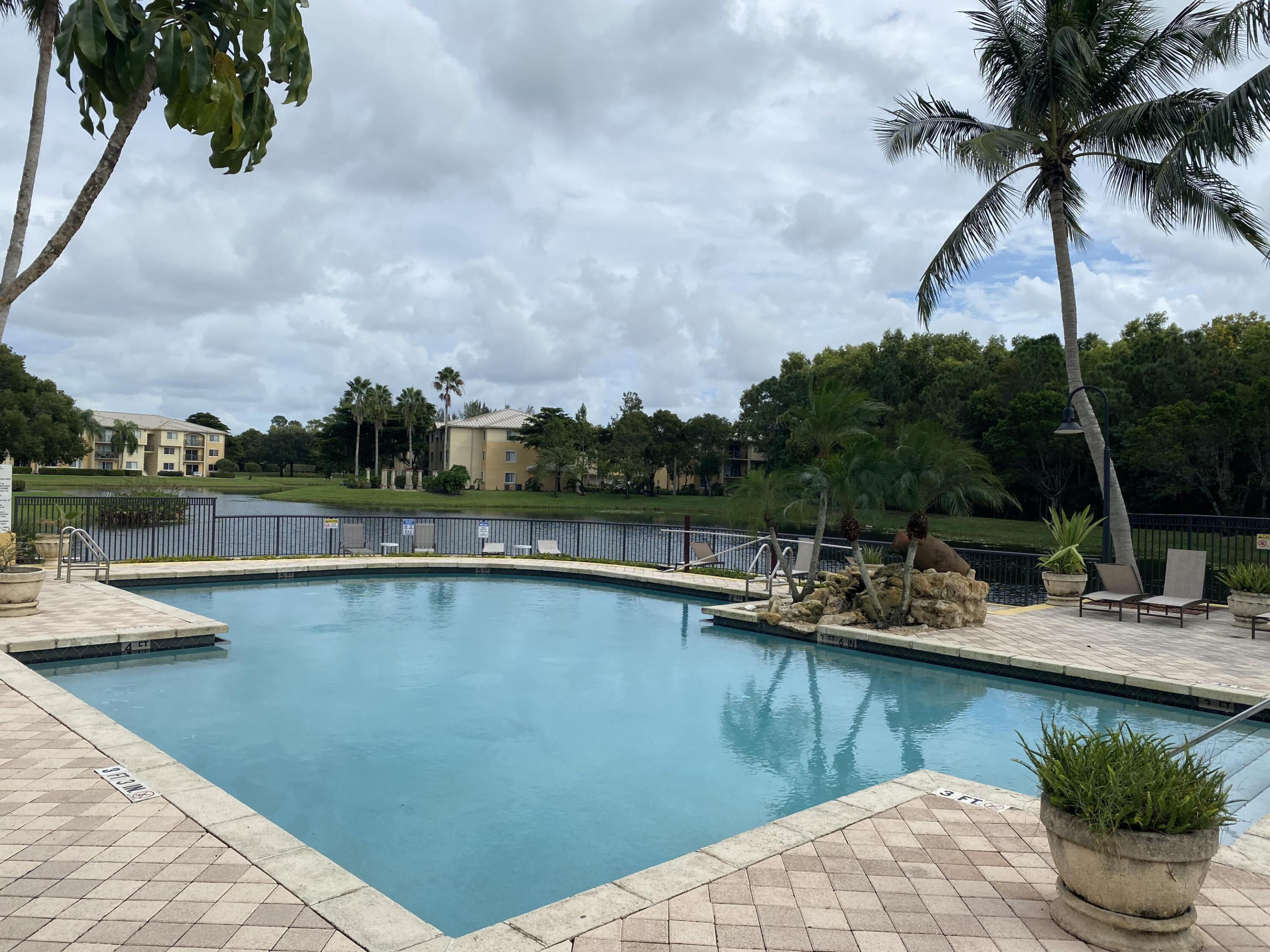 100 Crestwood #103, Royal Palm Beach FL 33411