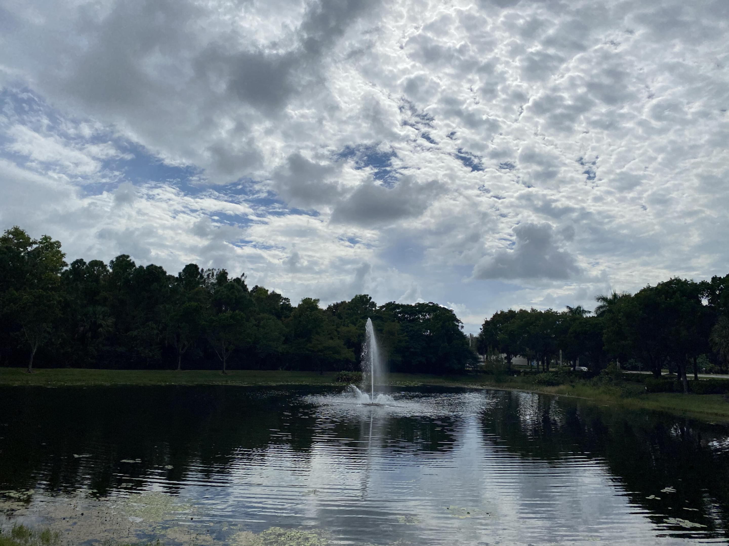 100 Crestwood #103, Royal Palm Beach FL 33411