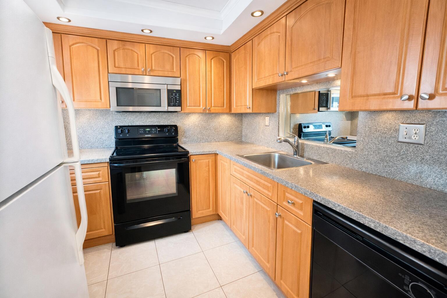 5041 W OAKLAND PARK #111, Lauderdale Lakes FL 33313