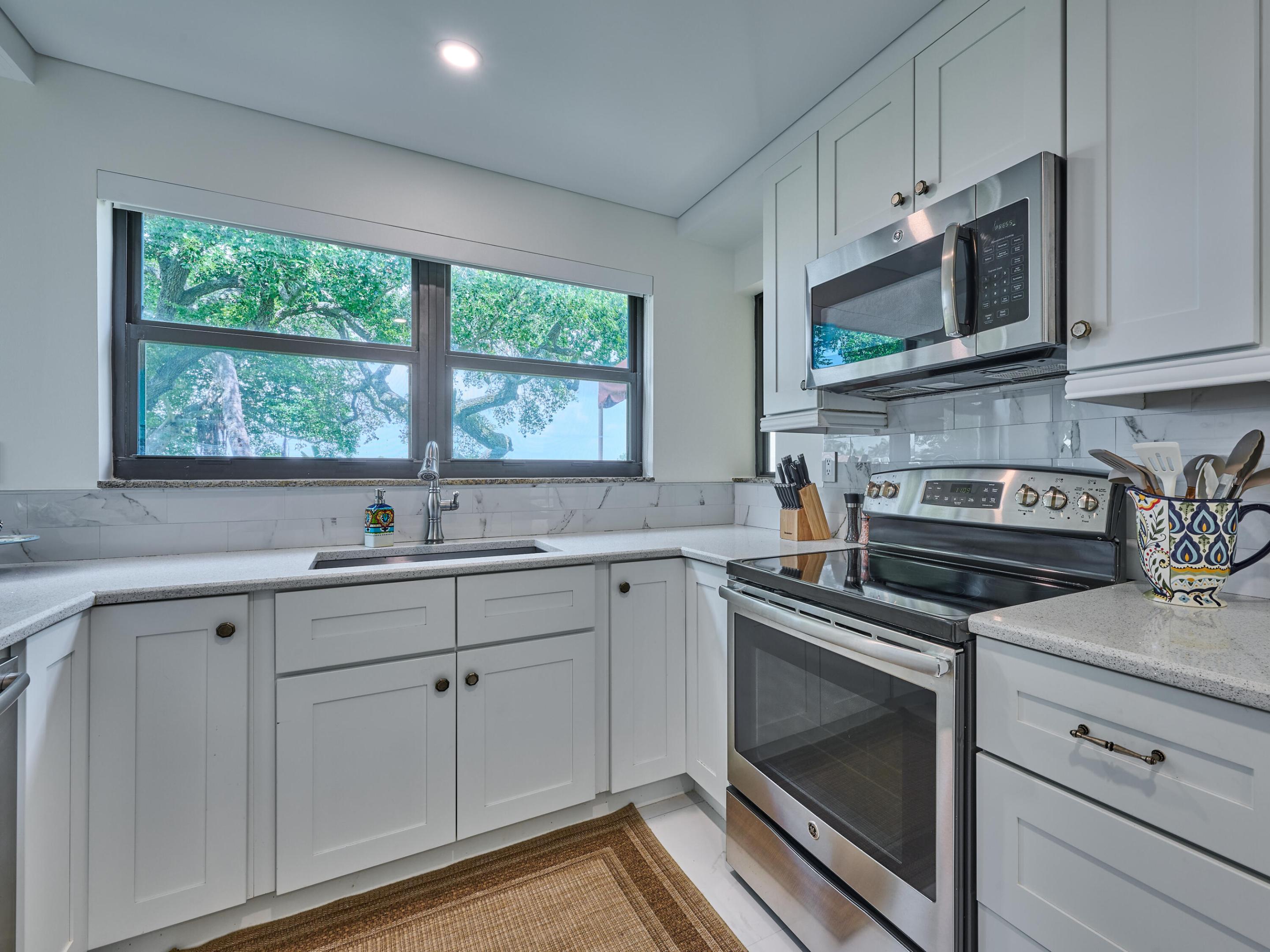 374 Golfview #106, North Palm Beach FL 33408