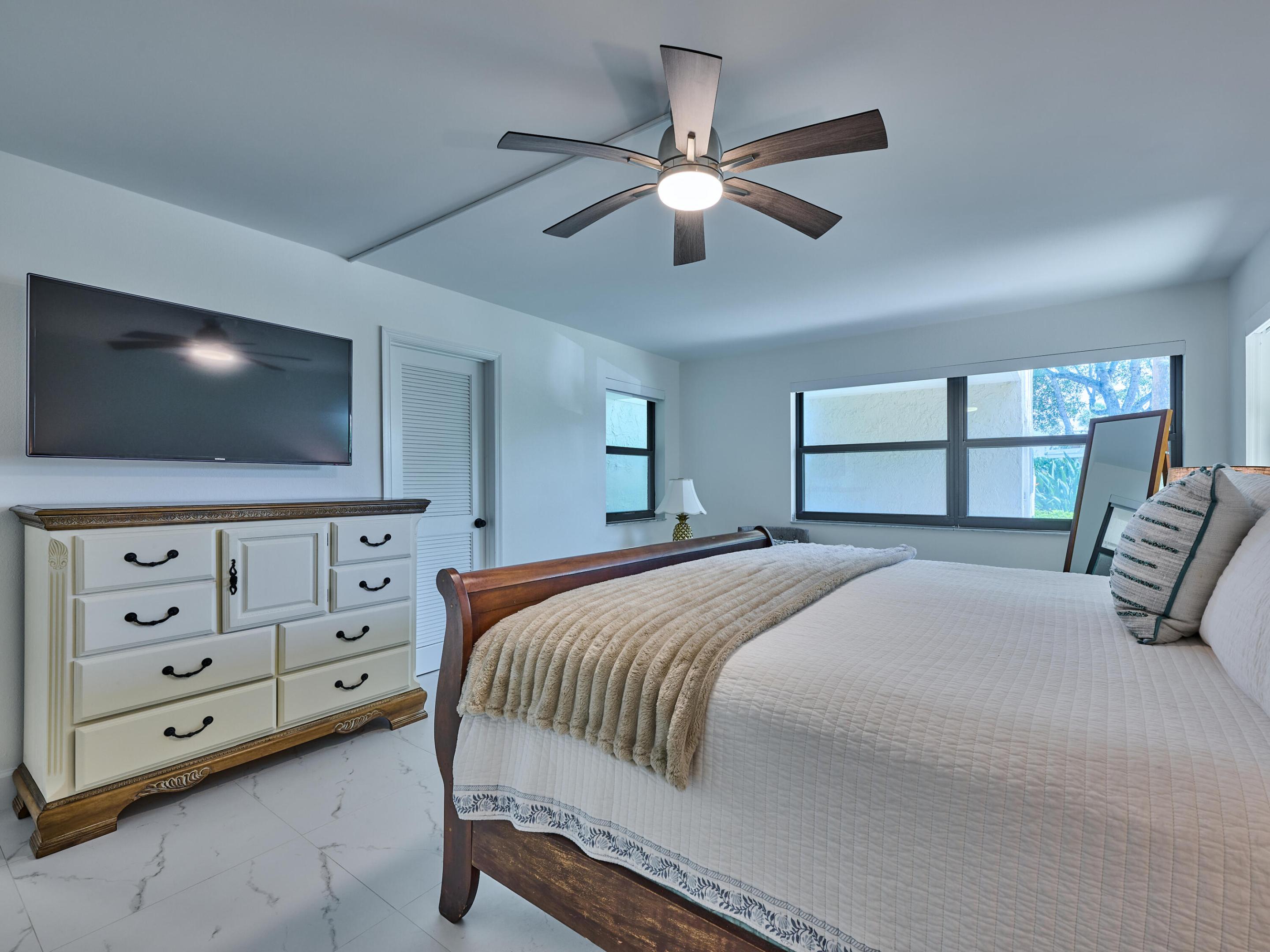 374 Golfview #106, North Palm Beach FL 33408